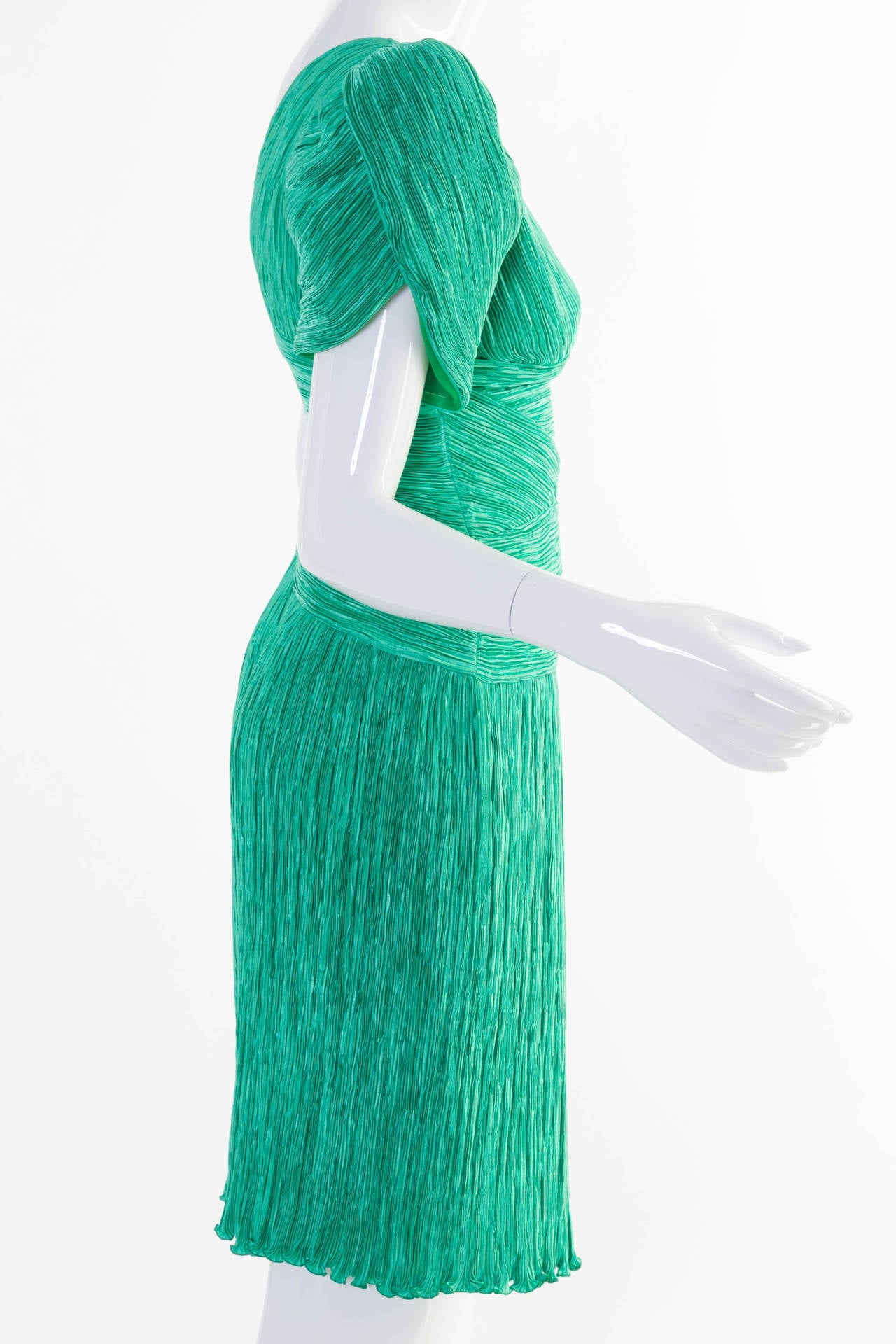 Mary McFadden Couture Green Pleated Sculpted Short Sleeve Dress, 1980s In Excellent Condition In Boca Raton, FL