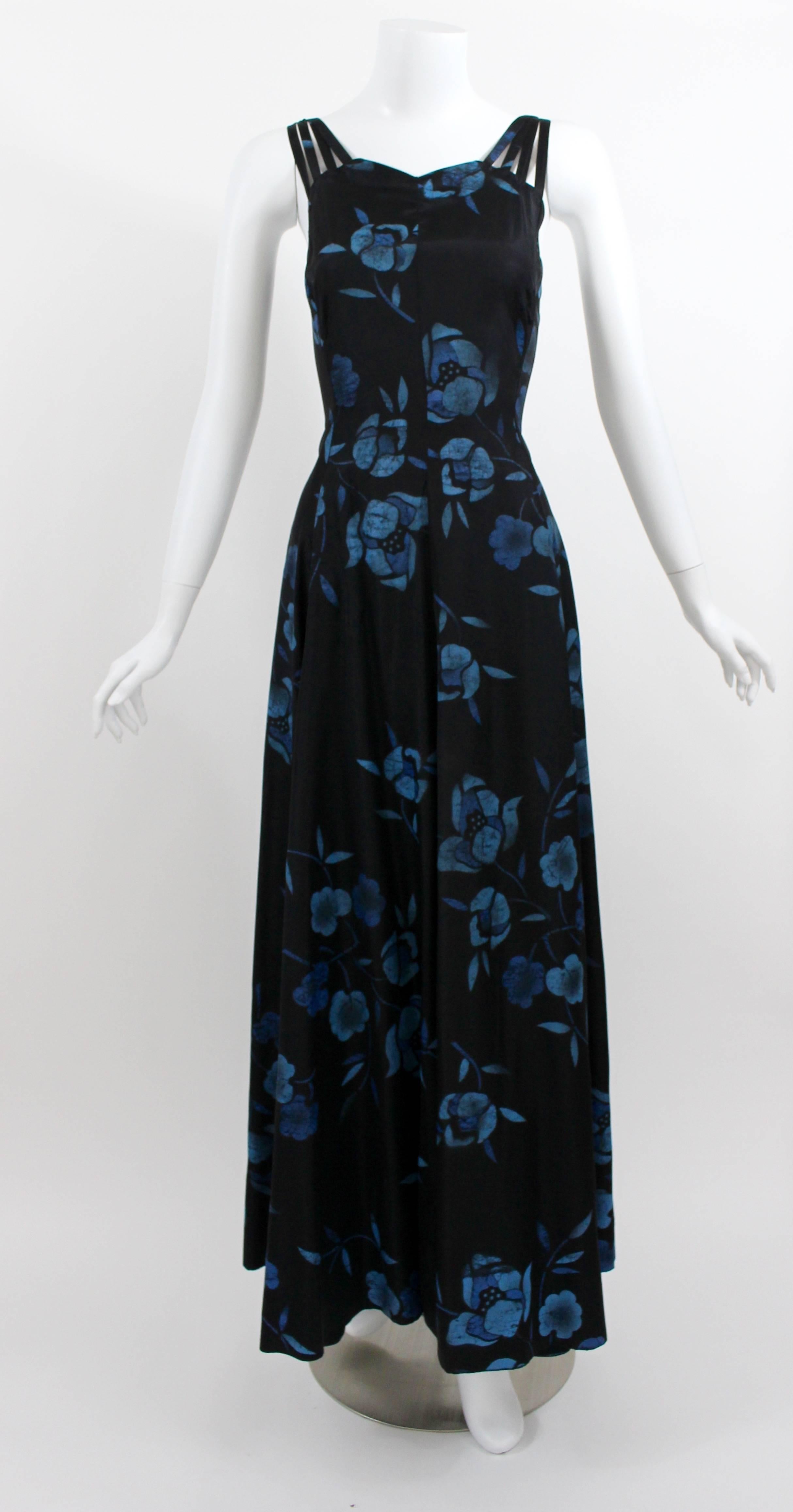 Ein atemberaubendes Maxikleid aus Taft aus den 1930er Jahren. Ich liebe den blauen Batik-Blumenprint auf dem schwarzen Hintergrund. Die mehreren dünnen Riemen aus  Die Schultern und die Mitte des Rückens sind sexy und feminin. Die Taille ist