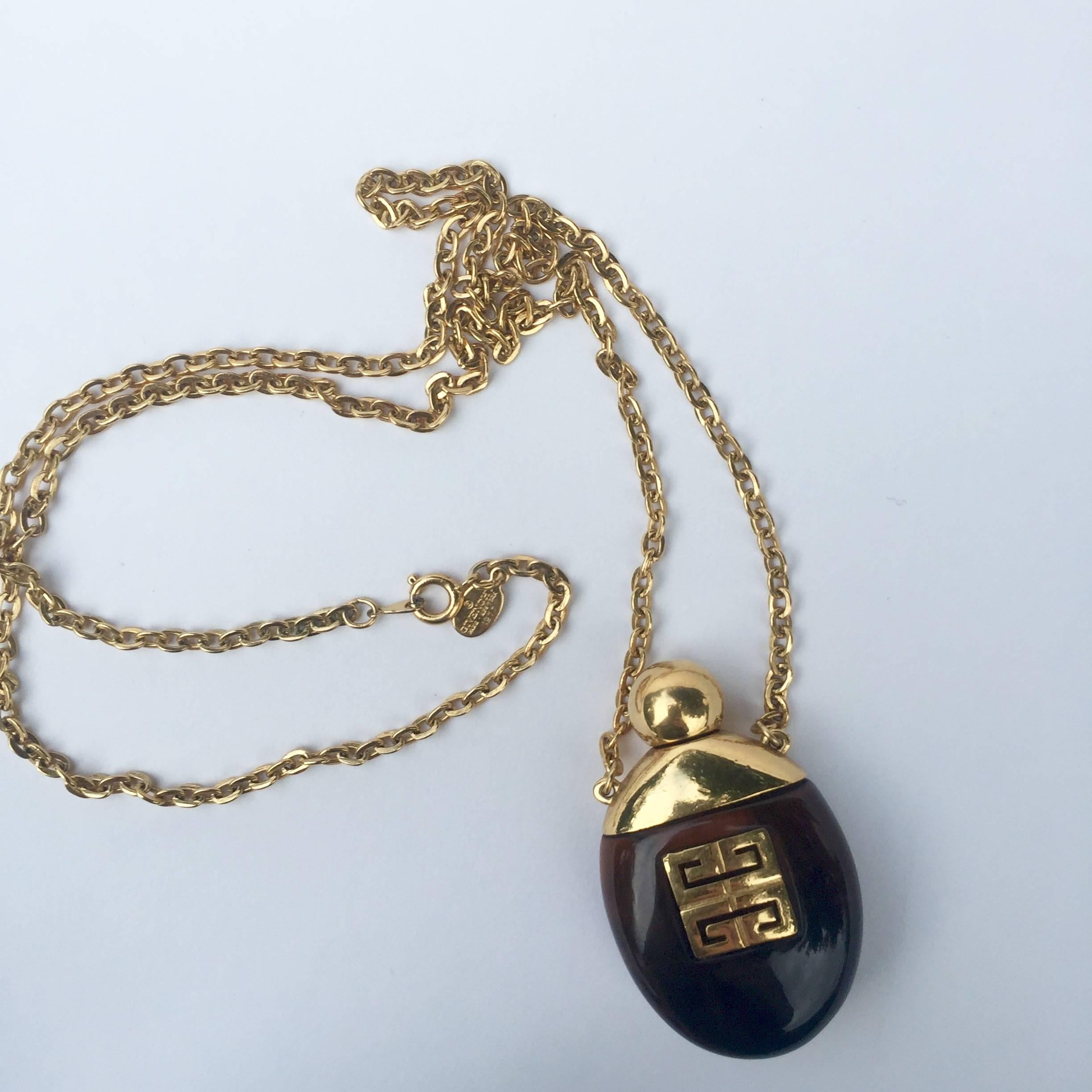 Givenchy, collier bouteille de parfum vintage en écailles de tortue avec chaîne à maillons en or, années 1970  en vente 1