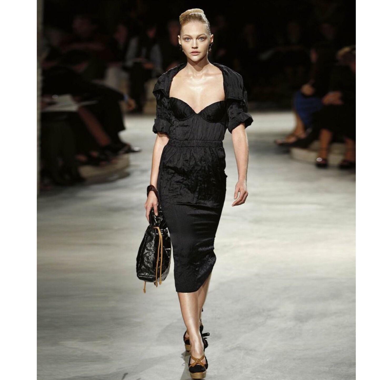 2009 Prada Laufsteg Schwarzes Bustier Schalkragen Rückenausschnitt Kleid 6