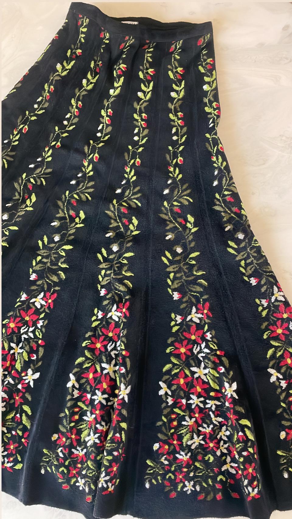 Azzedine Alaïa - Jupe longue à col bénitier en chenille à fleurs, documentée, automne 2000 en vente 3