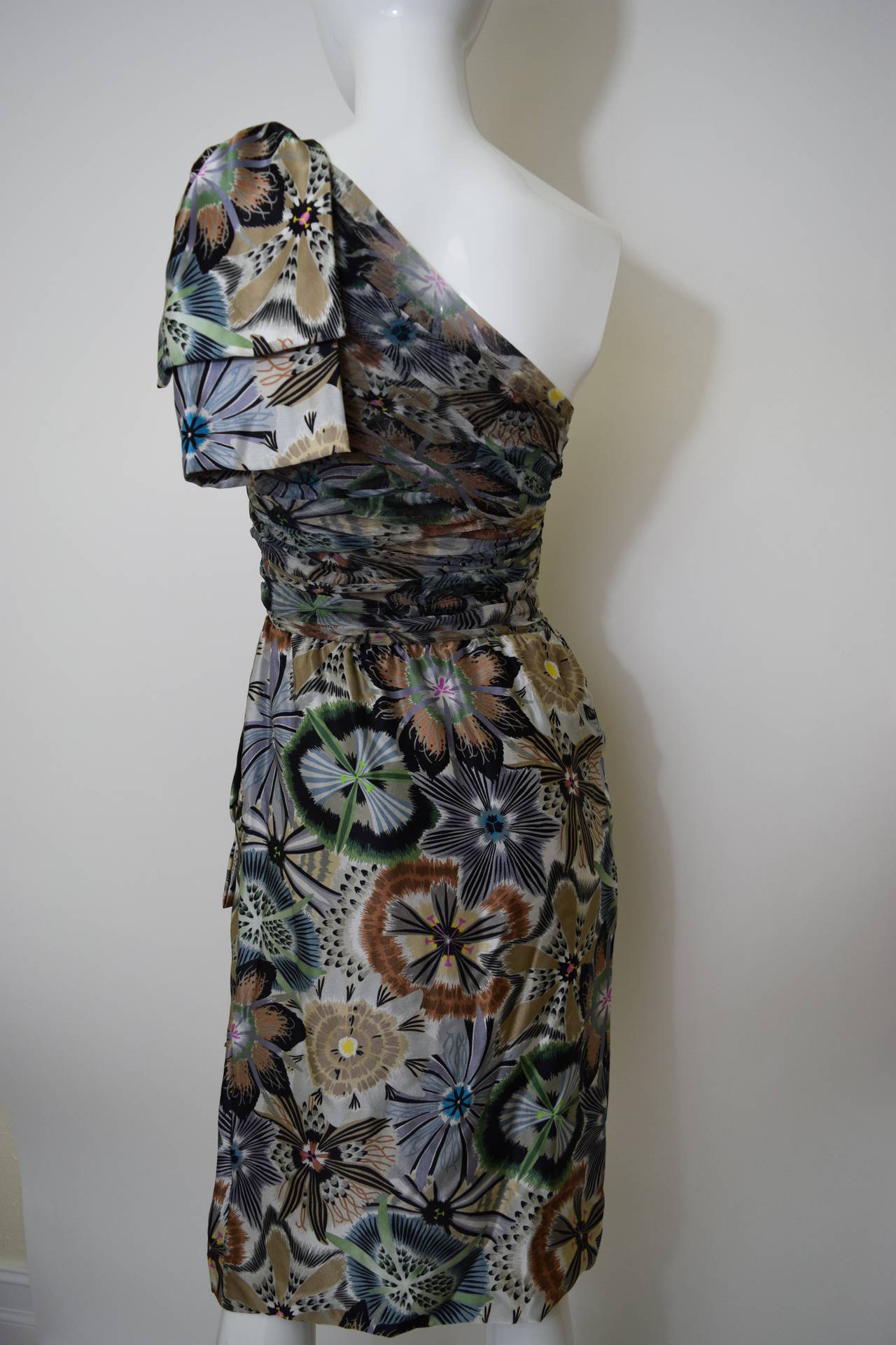 A fantastic figure flattering Missoni silk dress with an allover floral print. The top portion is pleated chiffon, with the skirt in a beautiful silk satin.  Side zip. This dress is in excellent unworn condition with tags.
Photographed on a size 4