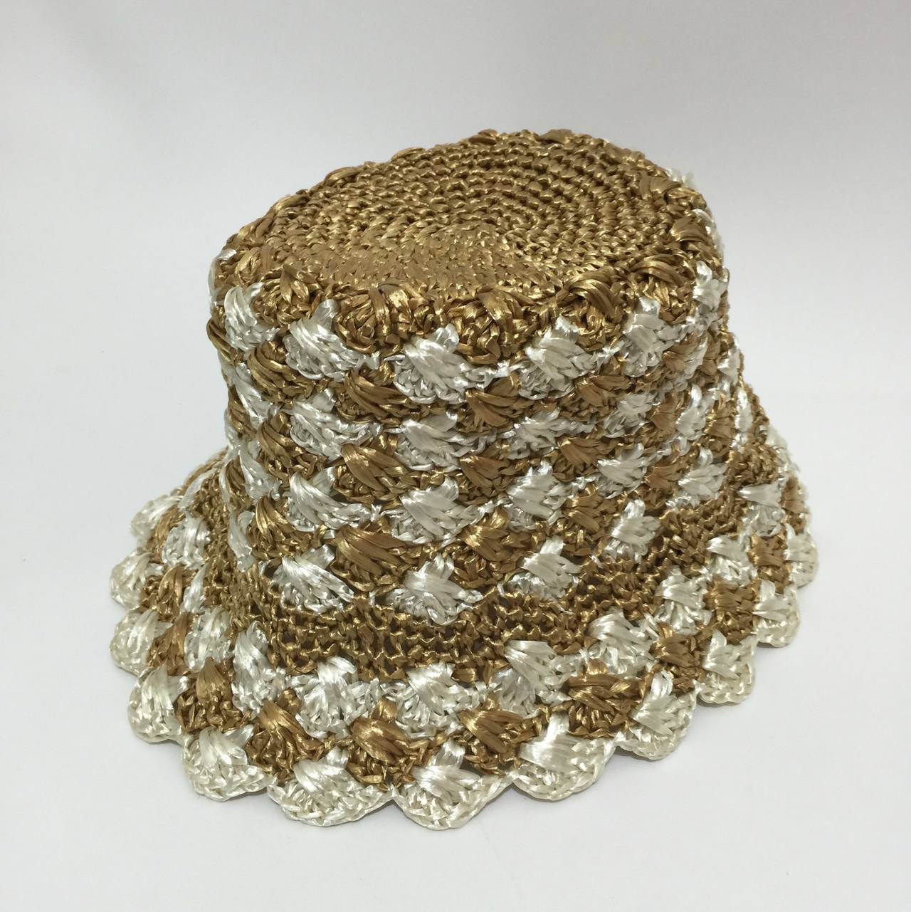 Prada hat made entirely of raffia. In excellent condition. The colors are ivory and golden taupe. Excellent condition.
measurements;
across top of hat 6 inches
circumference: 23 inches

