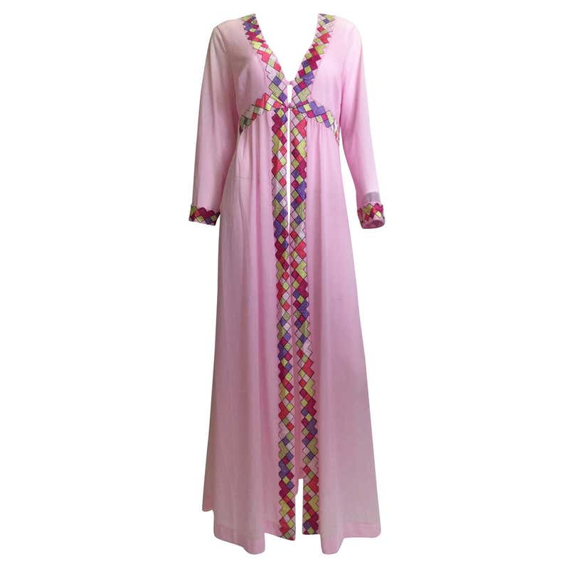 Maharani Indian Sari Cloth Silk Robe in Pink and Gold For Sale at ...