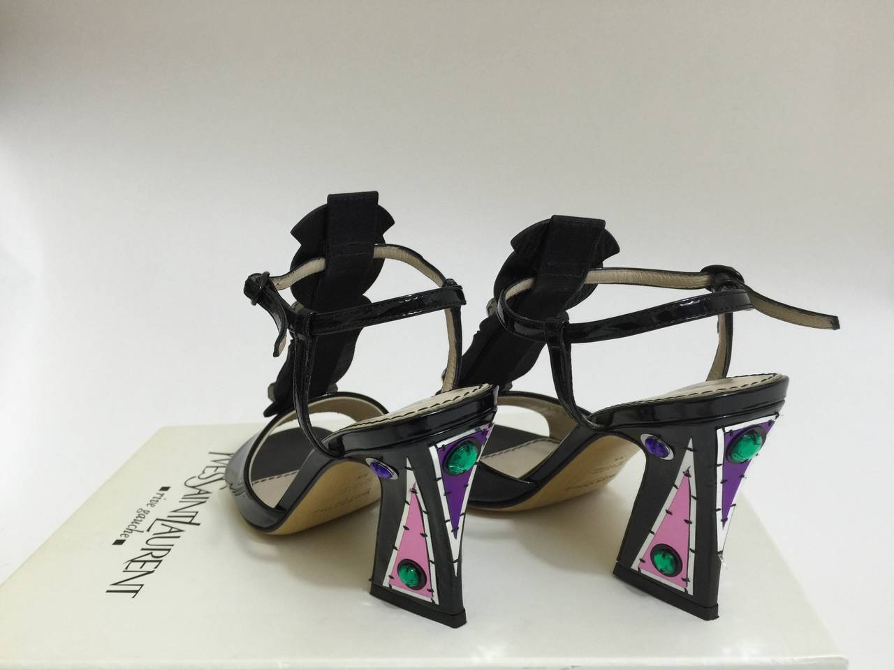 Yves Saint Laurent Lackleder und Juwel T-Riemen-Sandalen mit Absatz, Schuhe 5 (Schwarz)