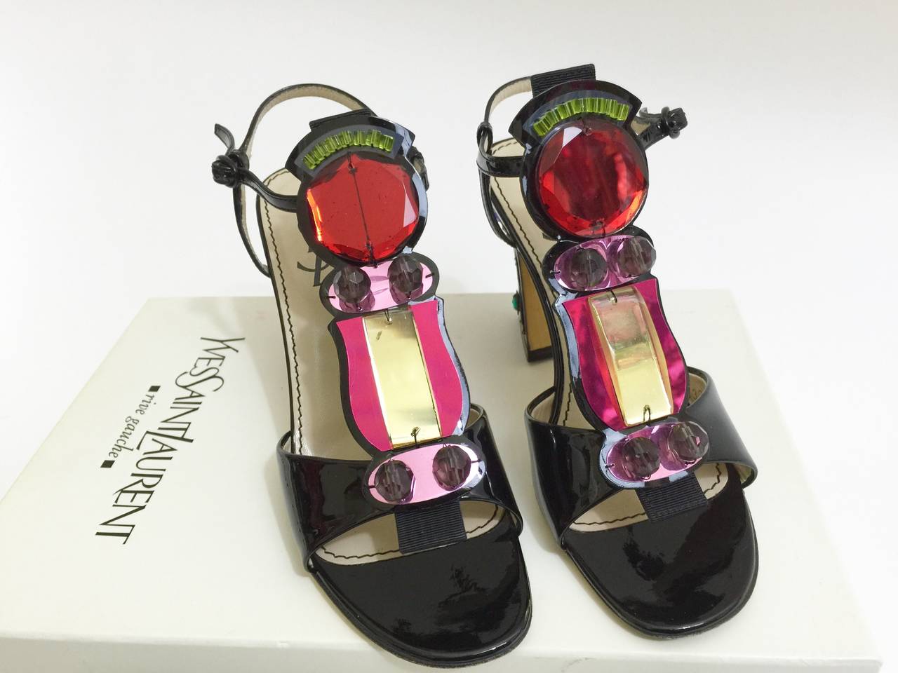 Yves Saint Laurent Lackleder und Juwel T-Riemen-Sandalen mit Absatz, Schuhe 5 im Zustand „Hervorragend“ in Boca Raton, FL