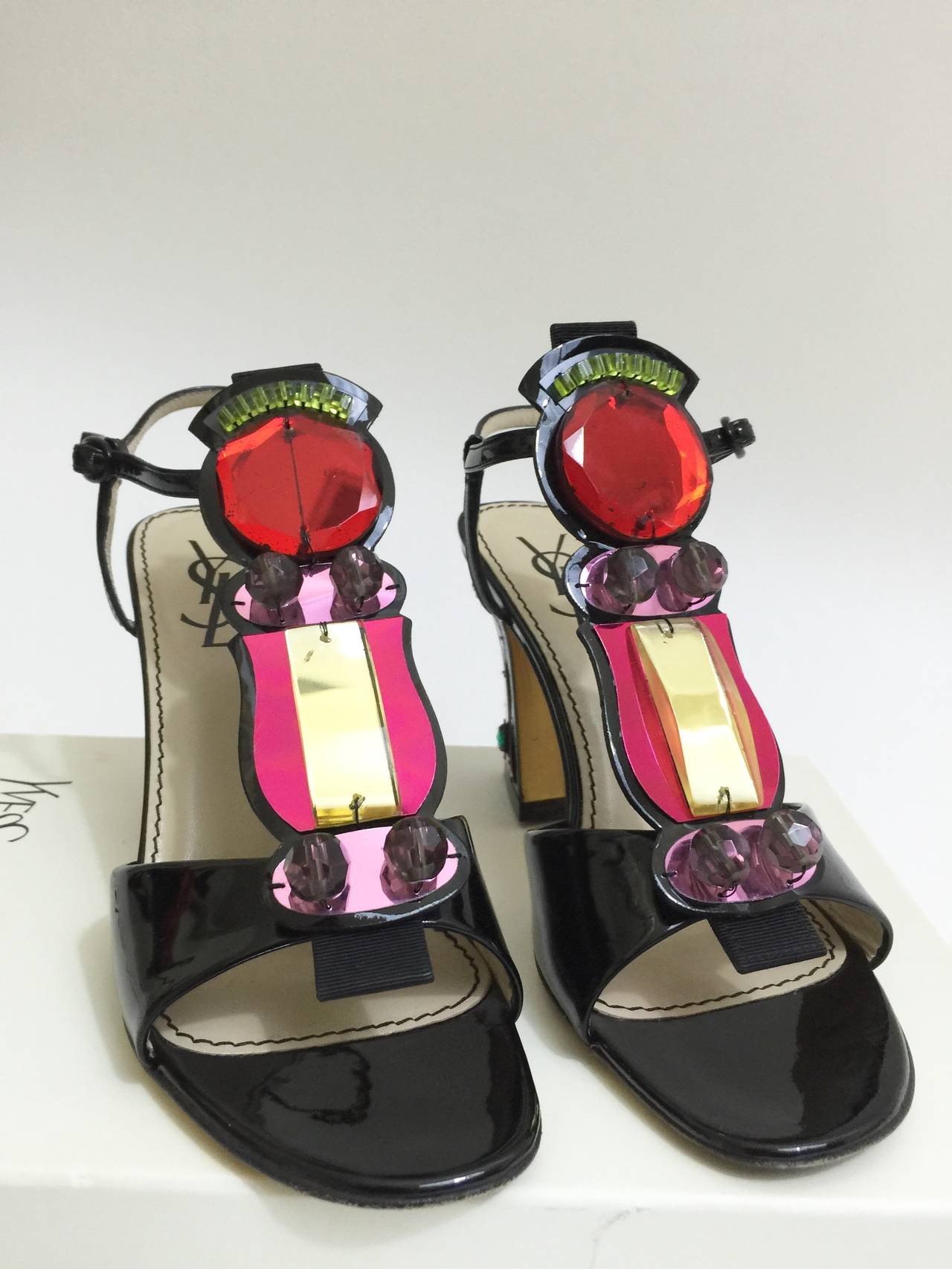 Yves Saint Laurent Lackleder und Juwel T-Riemen-Sandalen mit Absatz, Schuhe 5 Damen