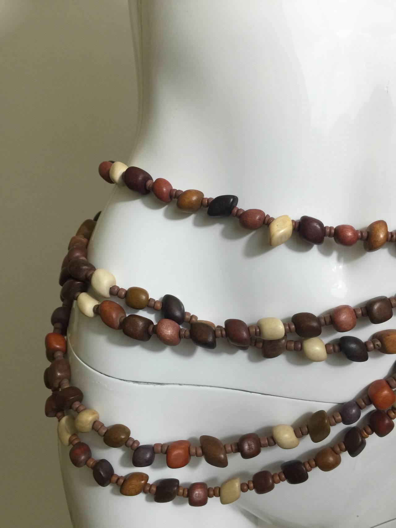 Marron Bois vintage  Ceinture et collier de perles et de glands en vente