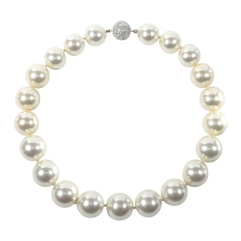 French Faux 17mm graduated 20mm Amazing Pearl Necklace for Karl Lagerfeld