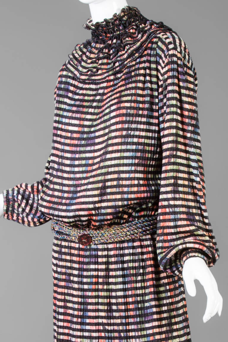 Missoni multicolored black metallic striped long sleeve dress with a detachable ruffle collar and a matching braided four strand rope belt.
Elastic cuffs and waist. Excellent condition

Size estimate: S/M
Bust: 40
Waist: 28
Length: 49
Sleeve Length: