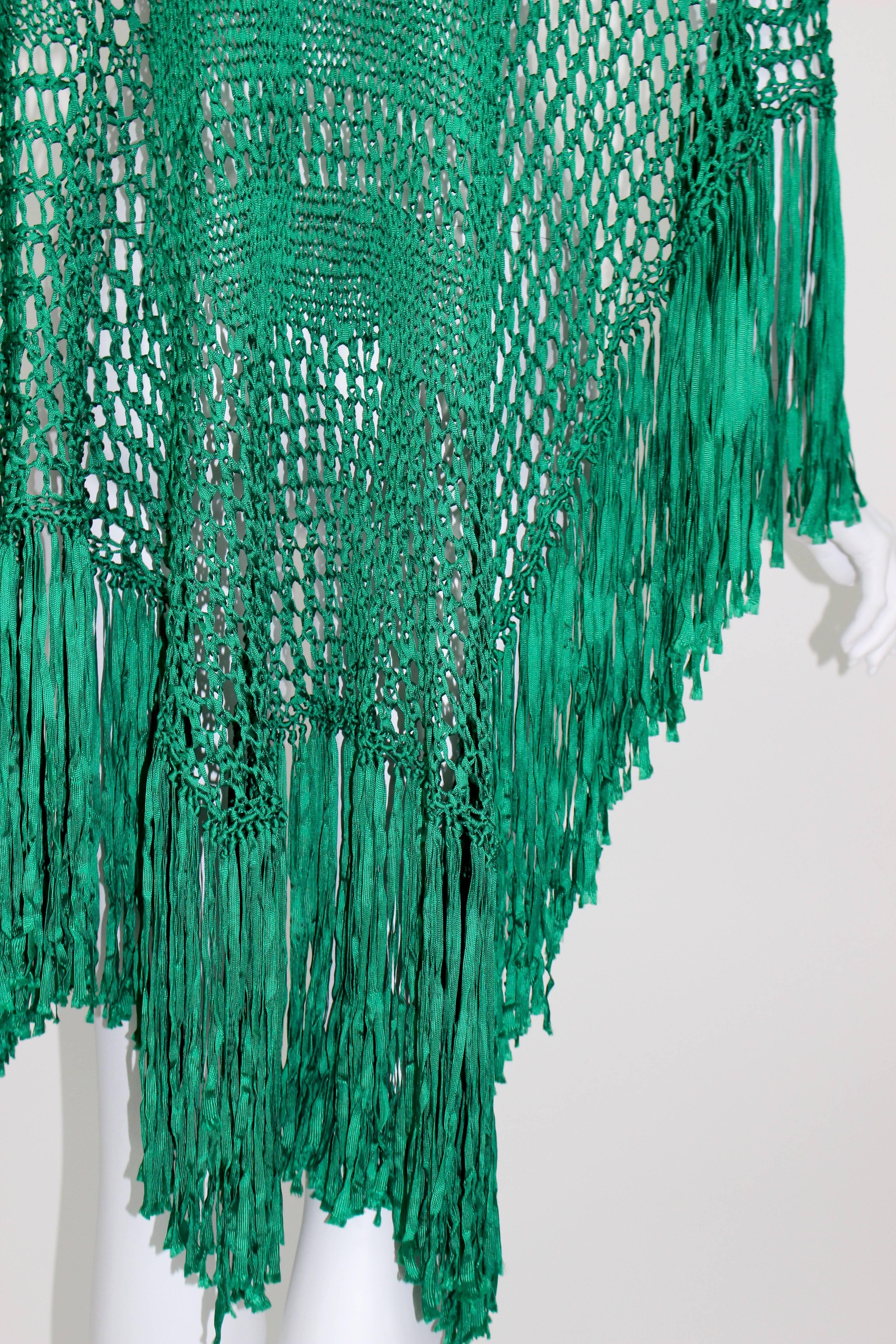 Donna Scialle con frange all'uncinetto verde smeraldo, anni '30