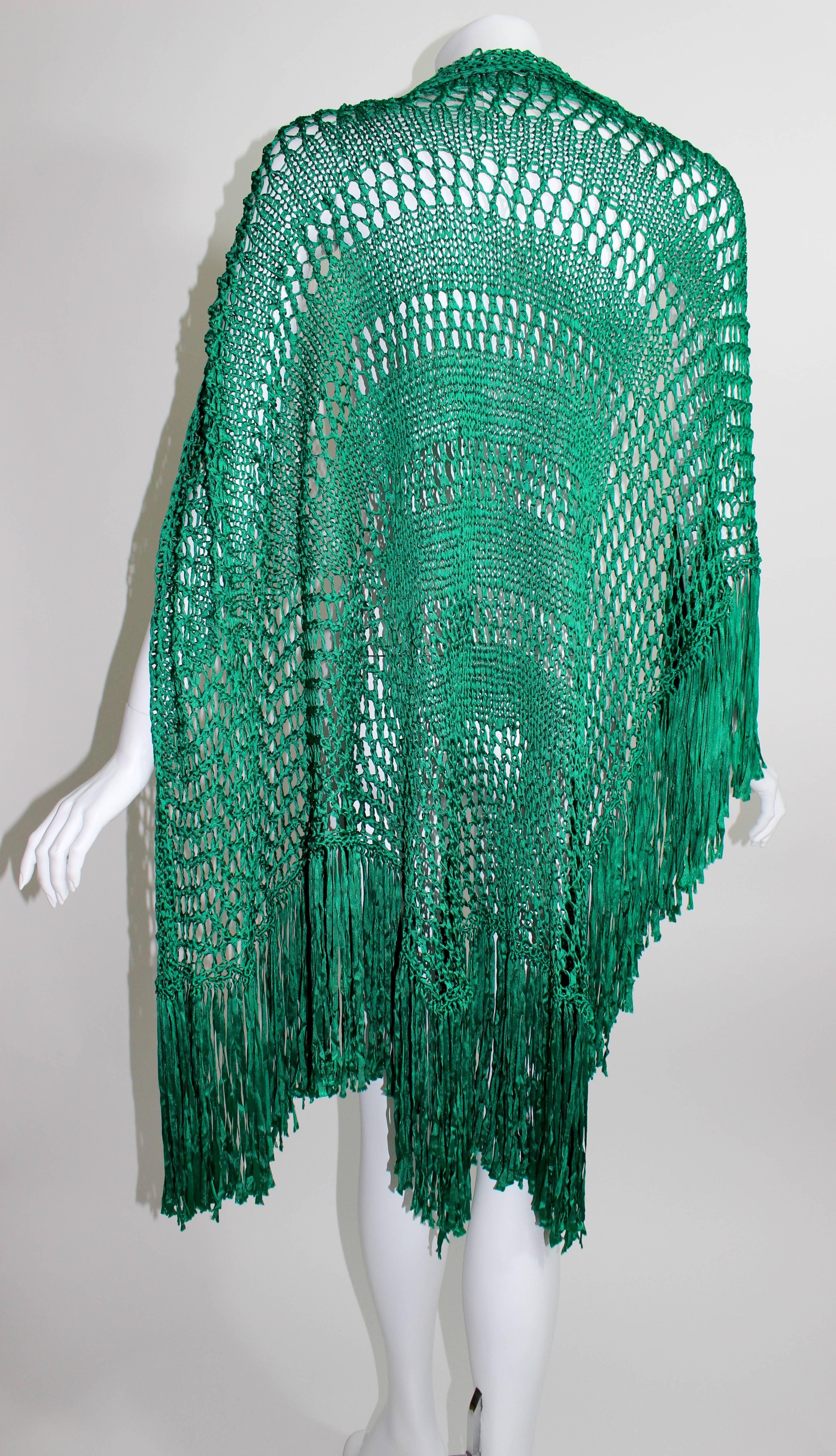 Emerald Green Crochet Fringe Shawl, 1930s  In Excellent Condition In Boca Raton, FL