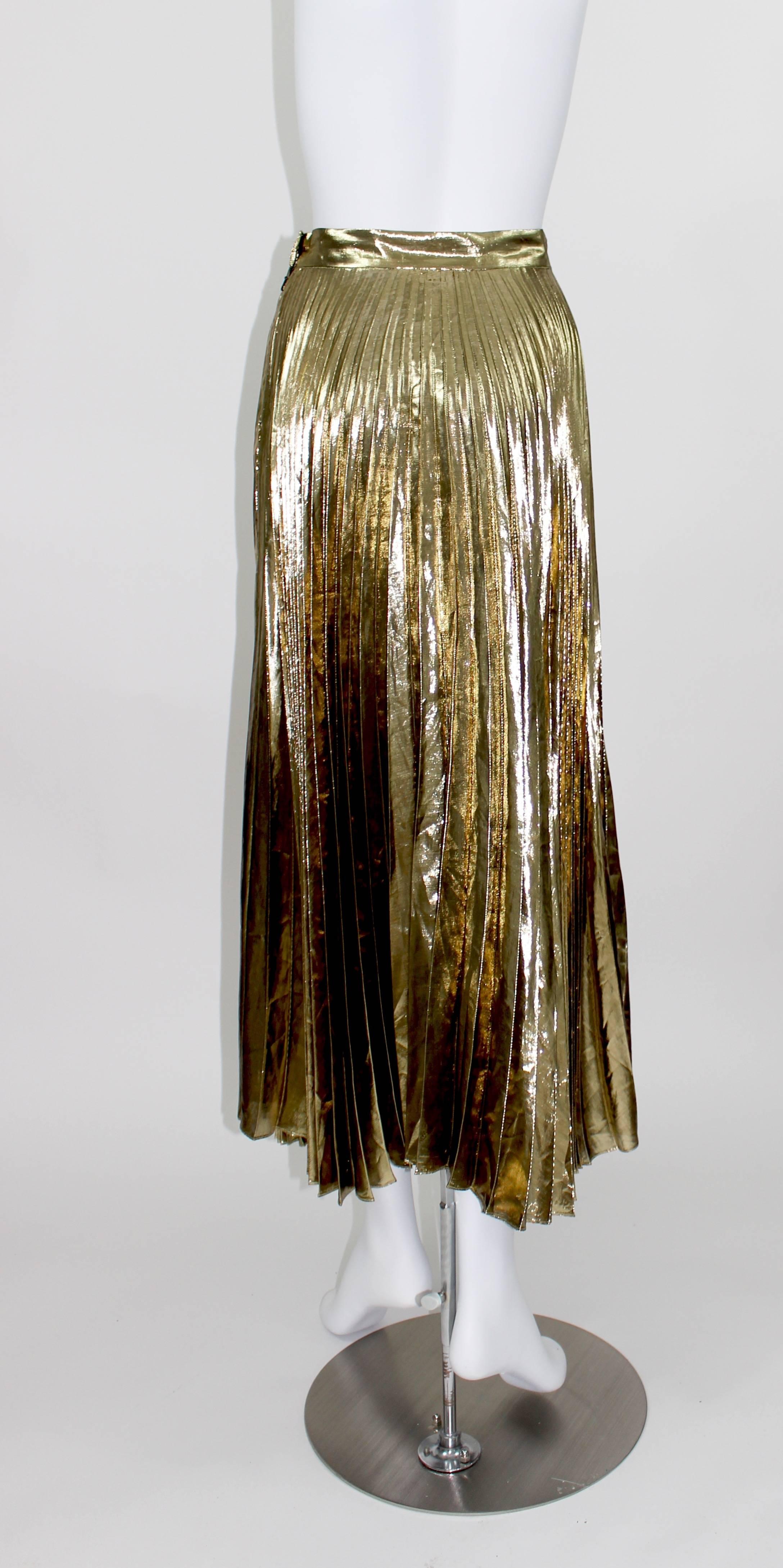 Ein Vintage-Halston Metallic-Gold Akkordeonfalten-Rock. 
Fabelhaft und lustig:: voller 70er-Jahre-Glam. 

Größe 4. 
Ausgezeichneter Zustand

Maße: 
Taille: 24 Zoll
Hüften: 34: 
Länge: 36-38 Zoll
