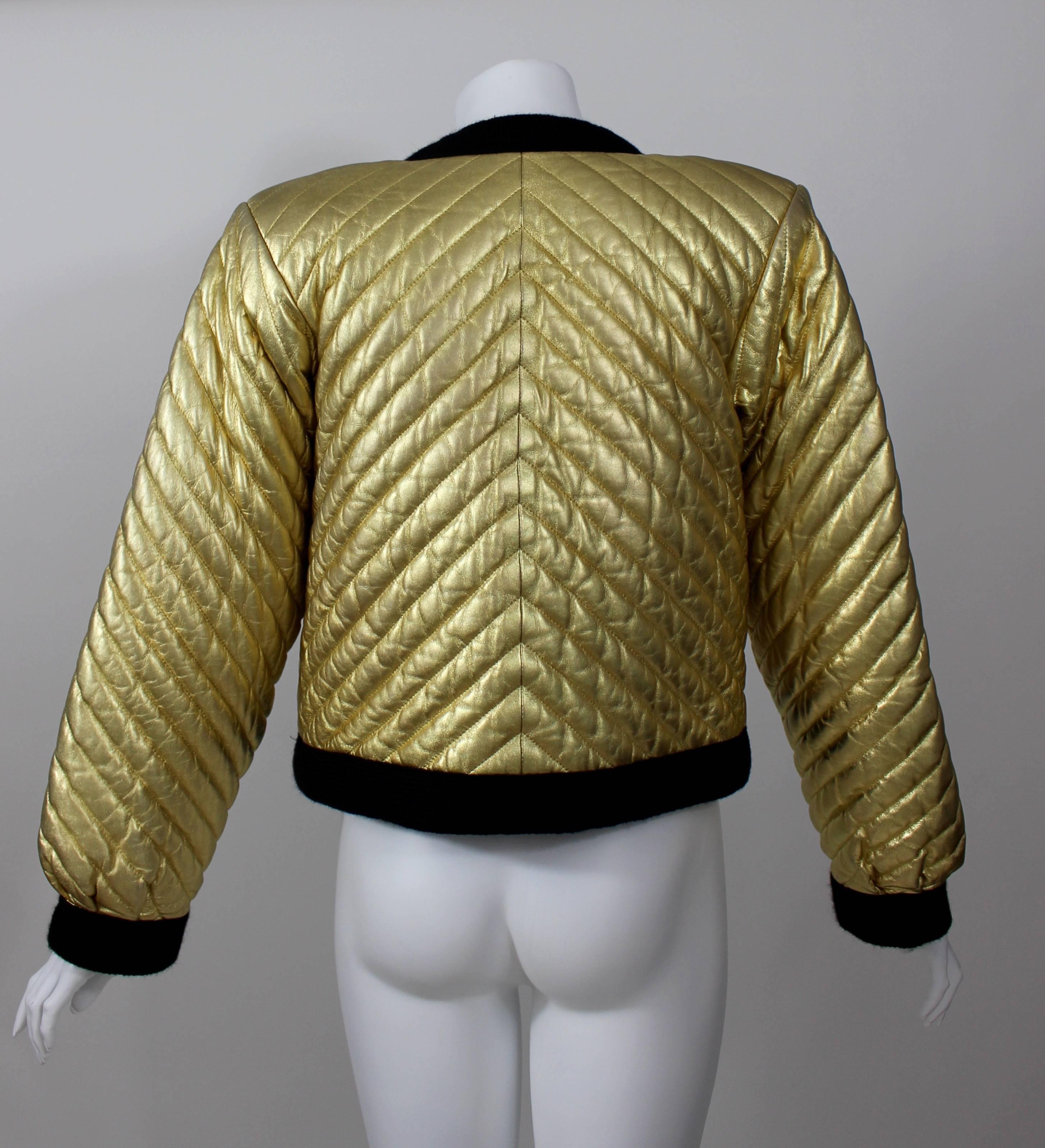 Un favoloso bomber vintage di Yves Saint Laurent color oro brillante. Realizzato in morbida pelle trapuntata. Rifinito in lana e foderato in morbido cotone.

Dimensione: 34

Misure:
Spalle 16. 5 pollici
Lunghezza della giacca: 20