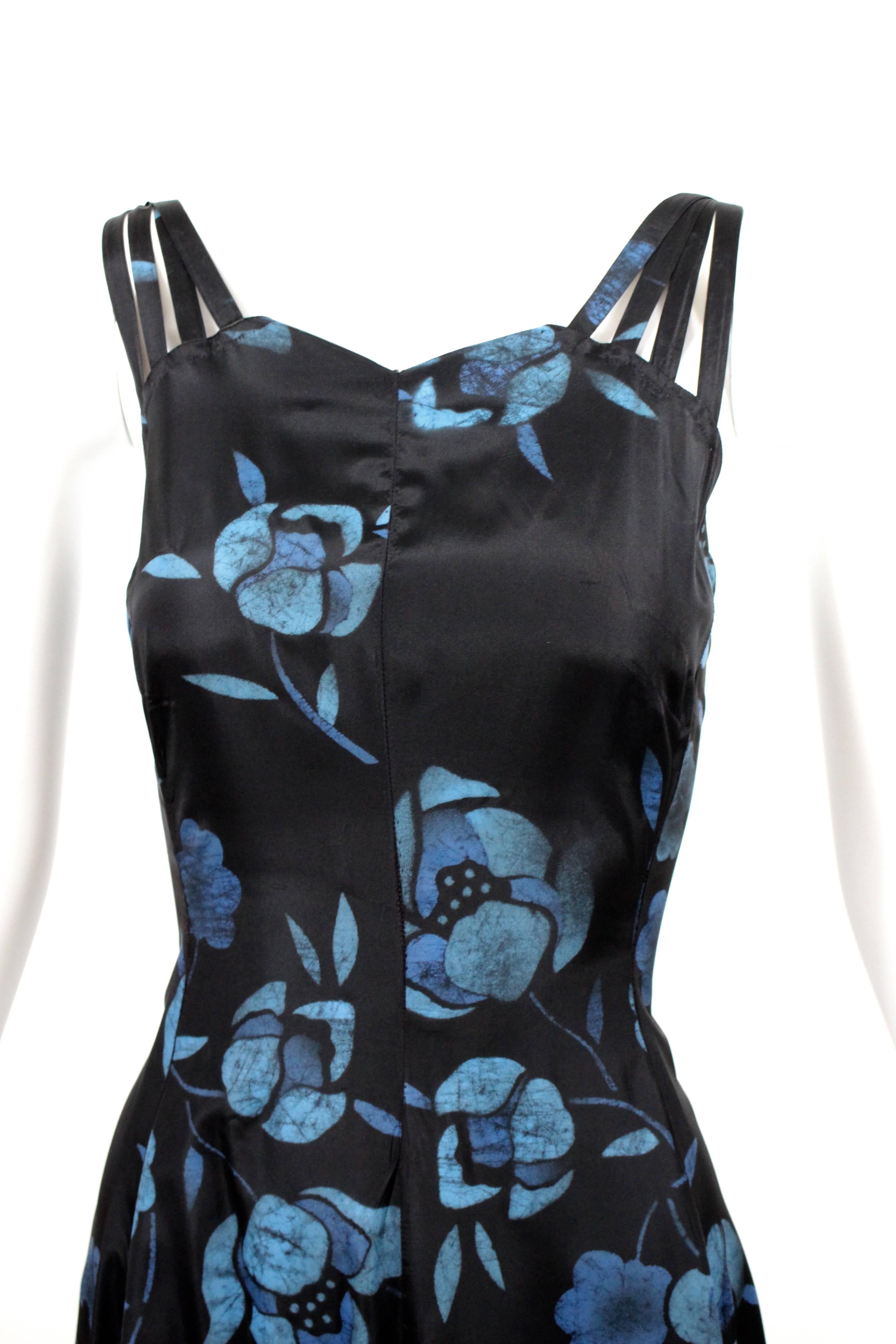 Noir Robe longue sans manches à bretelles en batik imprimé floral noir et bleu (années 1930) en vente