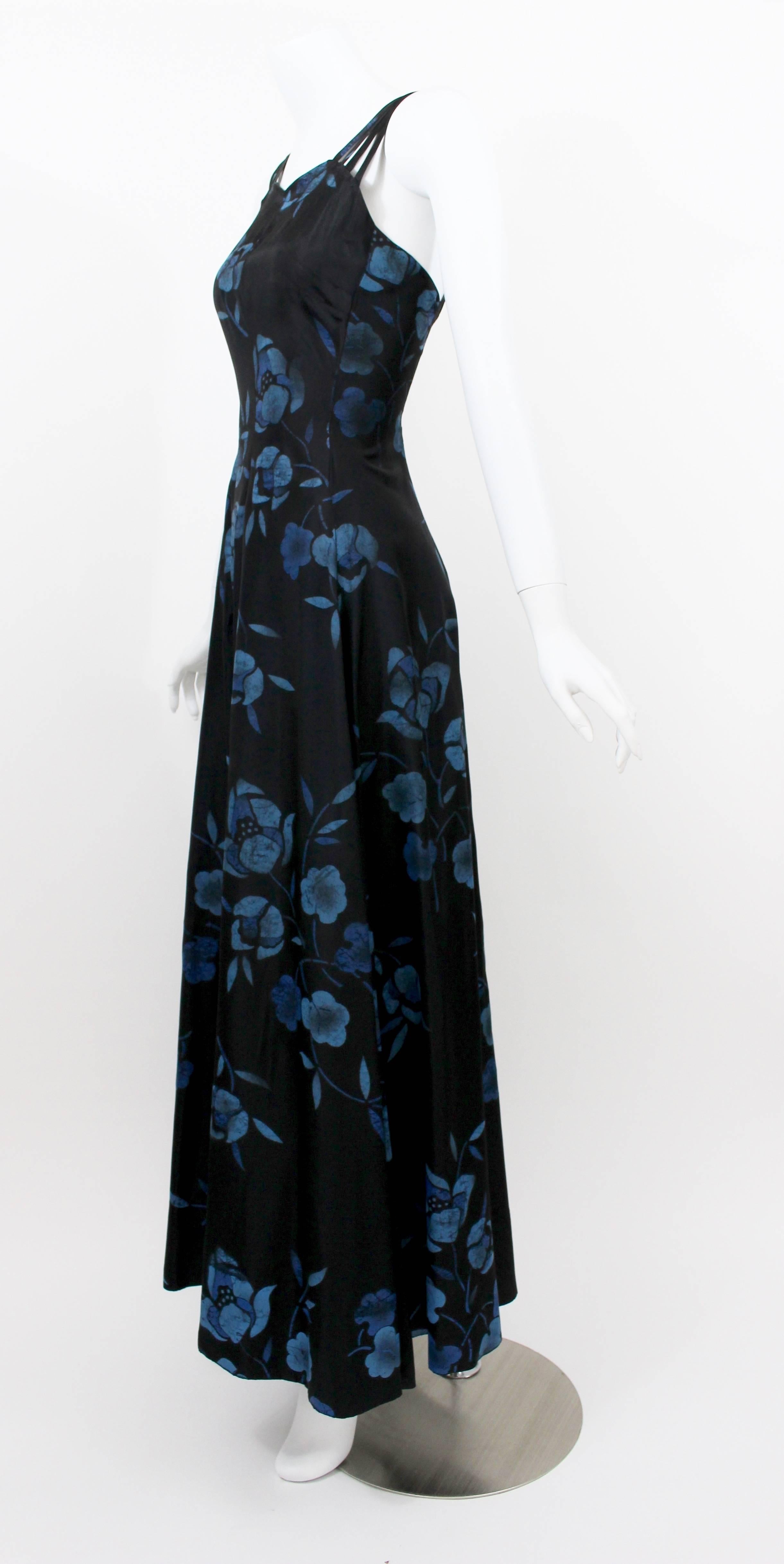Robe longue sans manches à bretelles en batik imprimé floral noir et bleu (années 1930) Excellent état - En vente à Boca Raton, FL