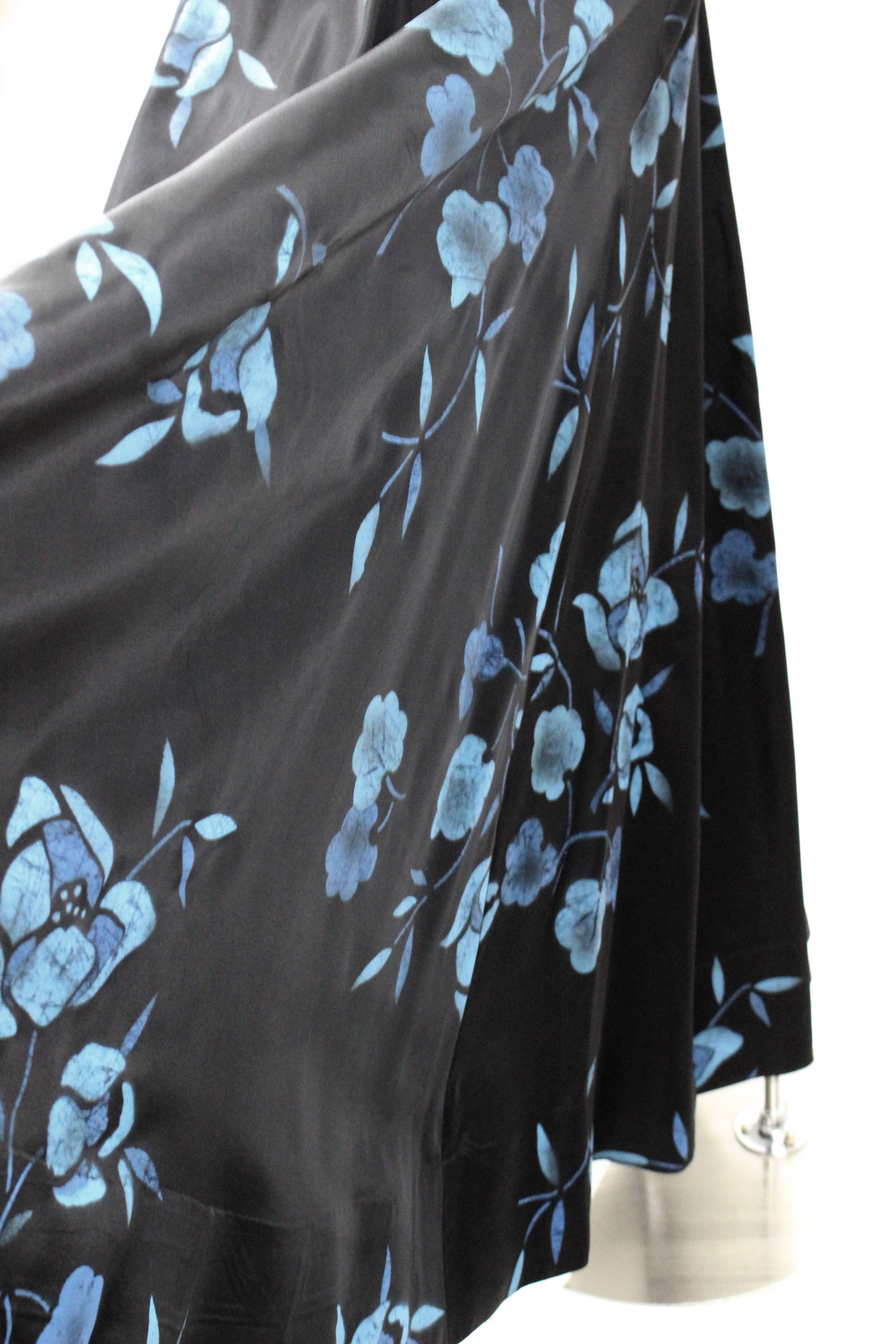 Robe longue sans manches à bretelles en batik imprimé floral noir et bleu (années 1930) en vente 3
