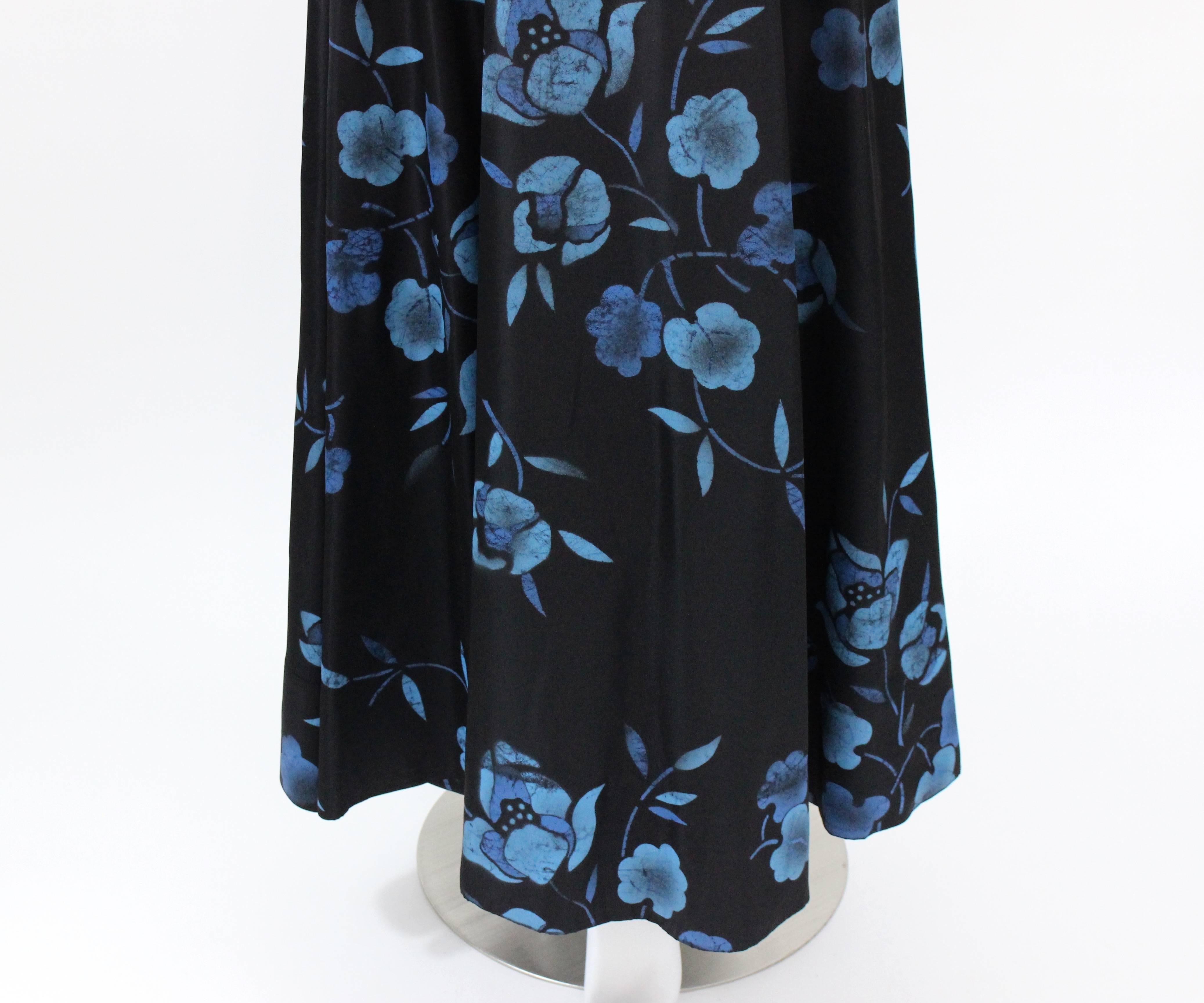Robe longue sans manches à bretelles en batik imprimé floral noir et bleu (années 1930) en vente 4