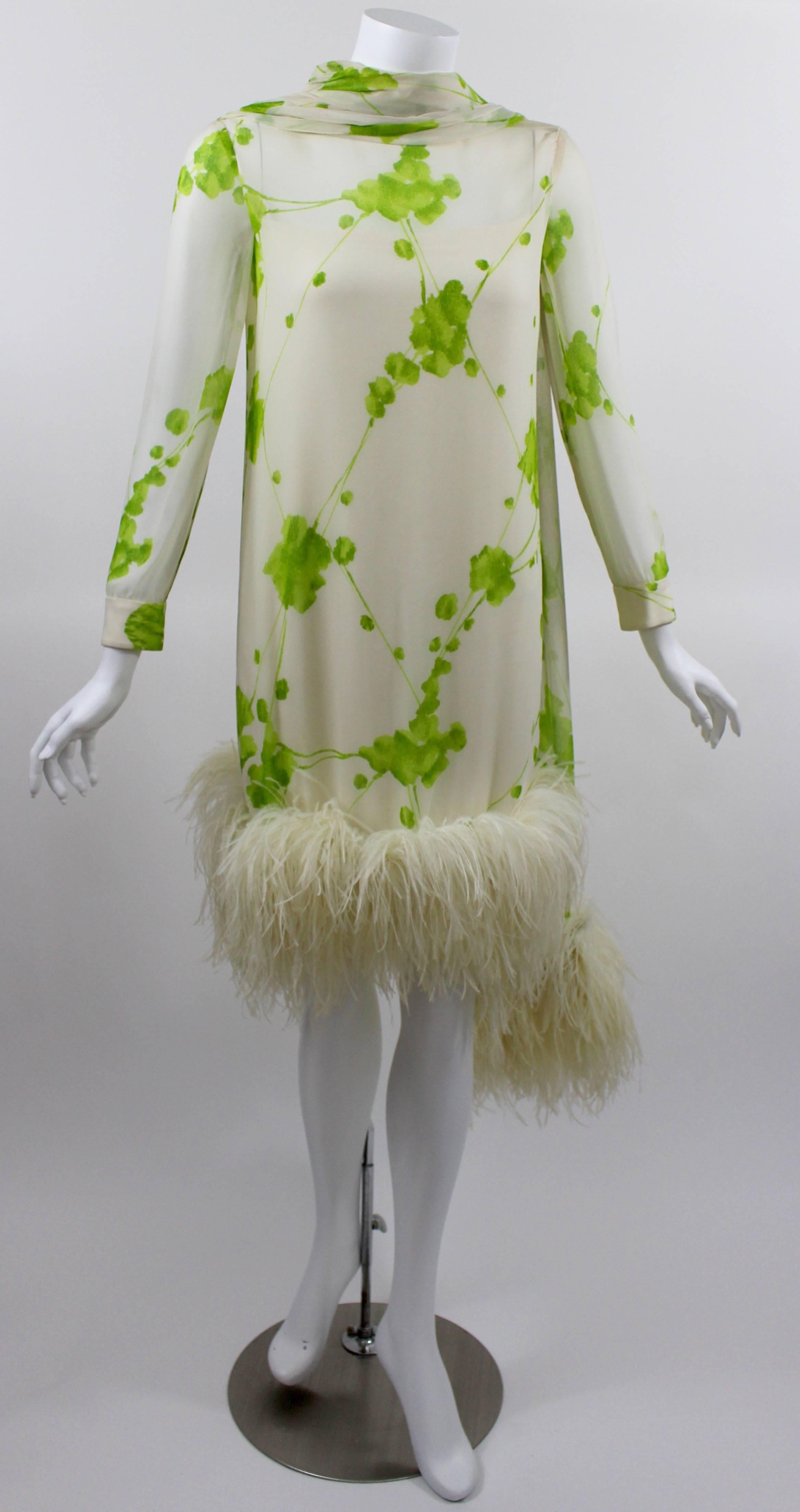 1960er Jahre Pierre Cardin Elfenbein und Grün Seide Druck Ostritch Federbesatz Kleid (Beige) im Angebot
