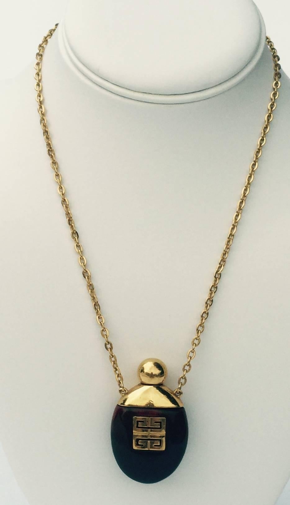 Art déco Givenchy, collier bouteille de parfum vintage en écailles de tortue avec chaîne à maillons en or, années 1970  en vente