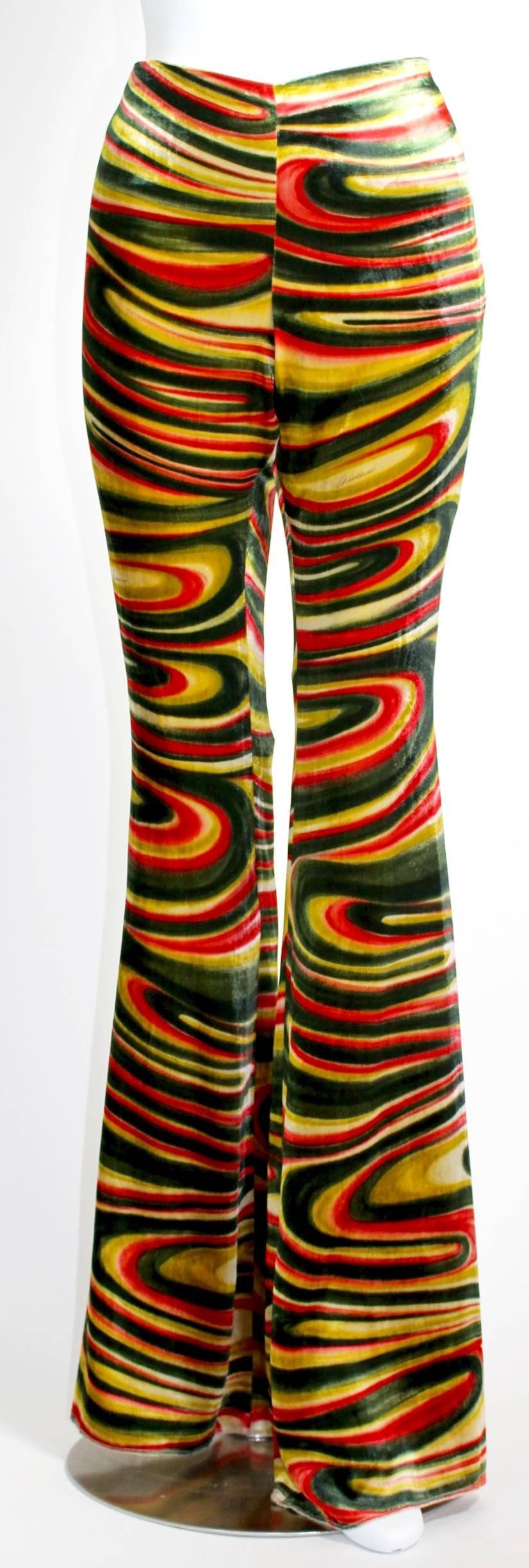 Gucci ist bekannt für seine Prints:: und der psychedelische Wirbel auf dieser Hose gehört zu den kultigsten. Das Muster aus wellenförmigen Wellen in Smaragd:: Granat und Gold wurde von Tom Ford während seiner Glanzzeit als Kreativdirektor des