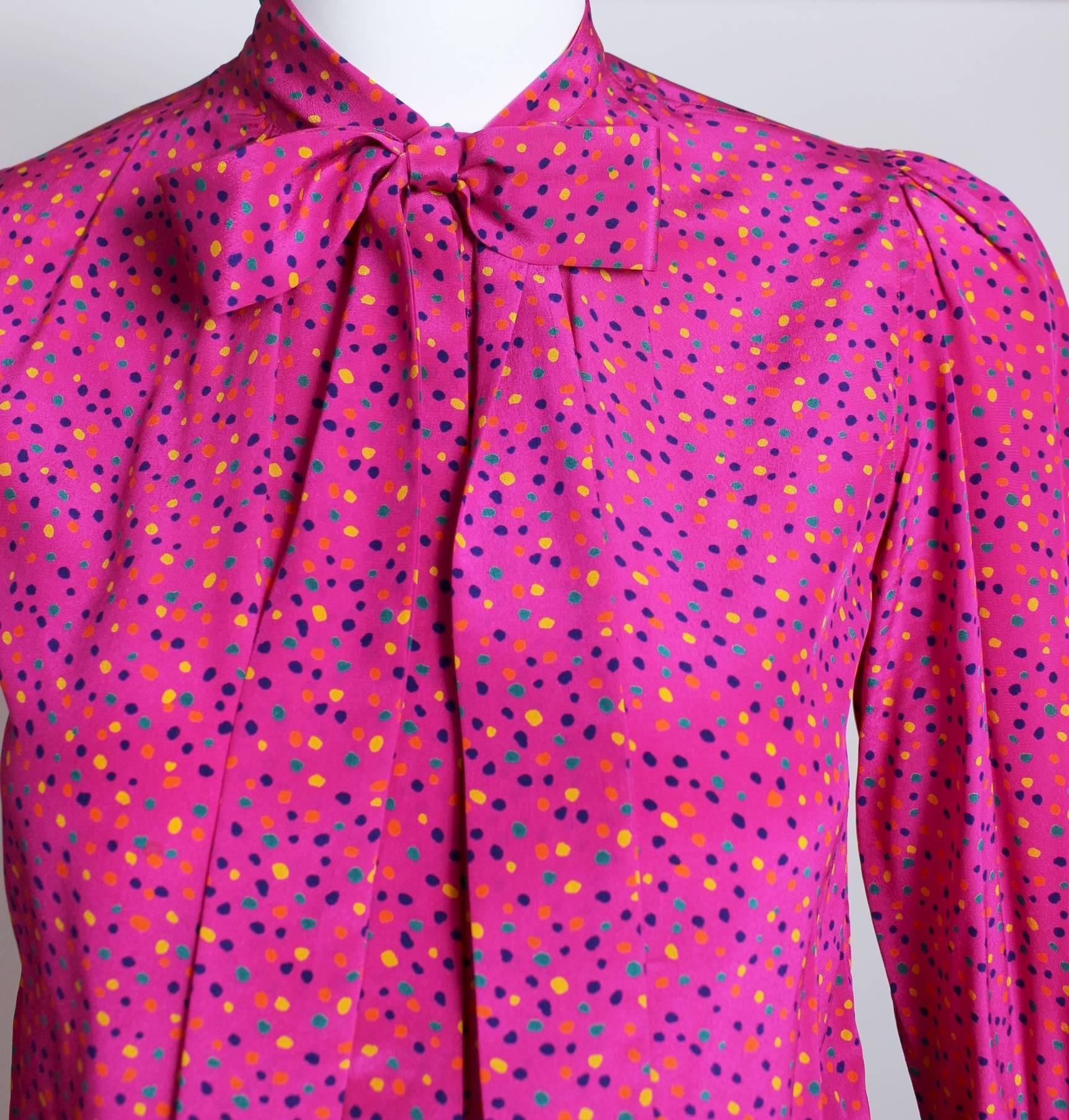 1970er Jahre Yves Saint Laurent Rosa Konfetti Druck  Seide  Fliege Bluse YSL (Pink) im Angebot