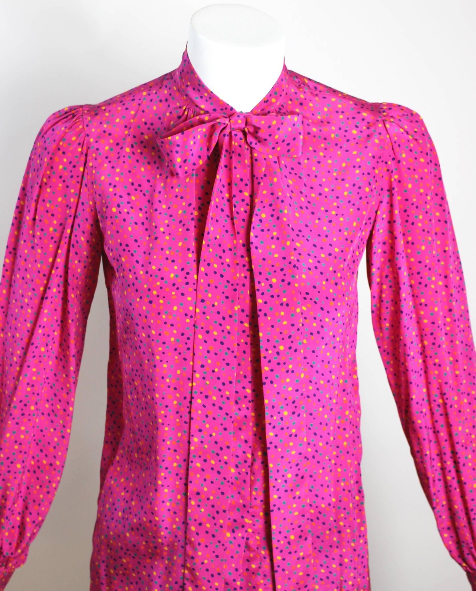 1970er Jahre Yves Saint Laurent Rosa Konfetti Druck  Seide  Fliege Bluse YSL Damen im Angebot