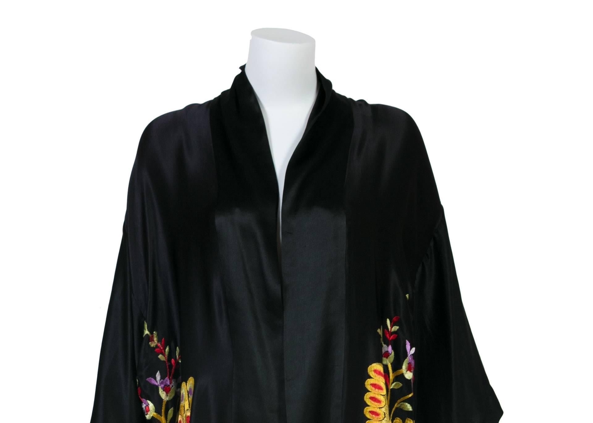 1920s Art Deco Silk Floral Embroidered  Hand Knot Fringe Kimono Jacket In Excellent Condition In Boca Raton, FL