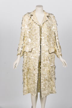 Manteau en organza ivoire orné de paillettes et de cristaux, collection Prada printemps-été 2016, vu lors du défilé