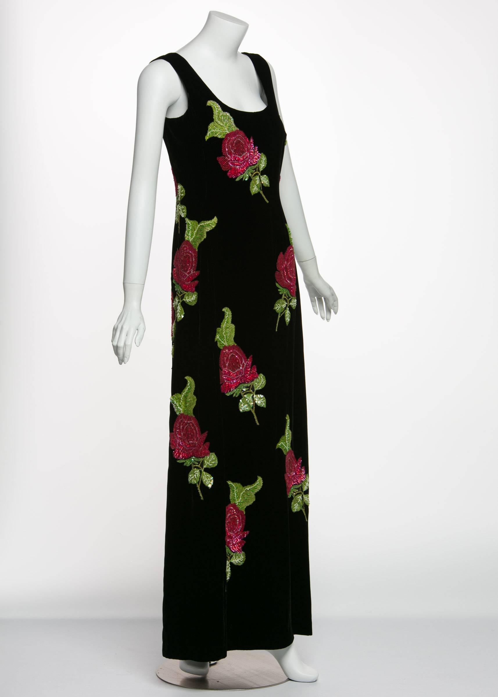 Noir robe de soirée Giorgio Armani des années 90 en velours noir:: pailletée à la main et perlée de roses