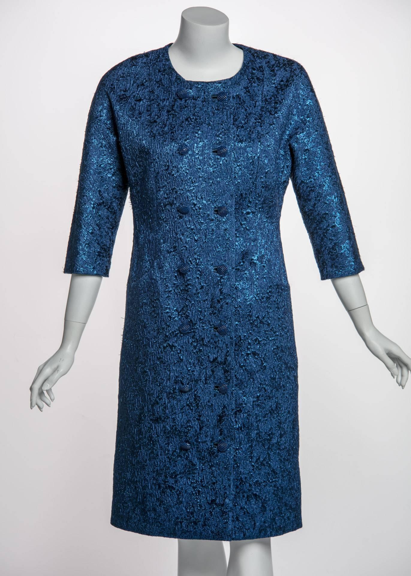 Comme un saphir taillé en princesse, cette  Le manteau du soir Balenciaga invite le regard à se perdre dans le bleu. Le caractère discret de ce designer d'origine espagnole contraste fortement avec la présence audacieuse de ses vêtements. Issu de la