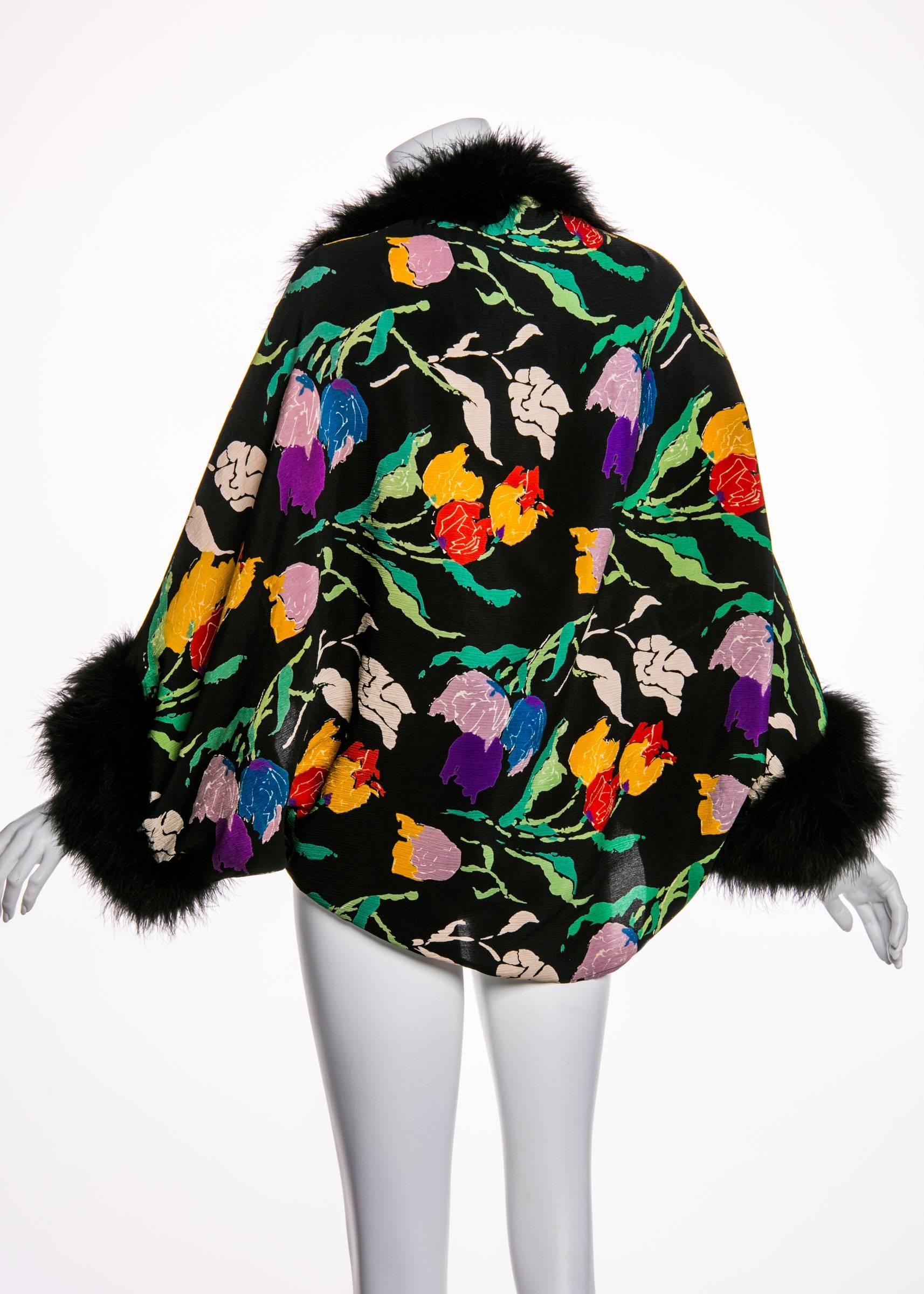 The floral pattern featured on this vintage cocoon jacket echoes the increasing trend for large and abstract prints during the 1930s. While clearly a representation of flowers, petals and leaves are articulated with broken lines and fractured