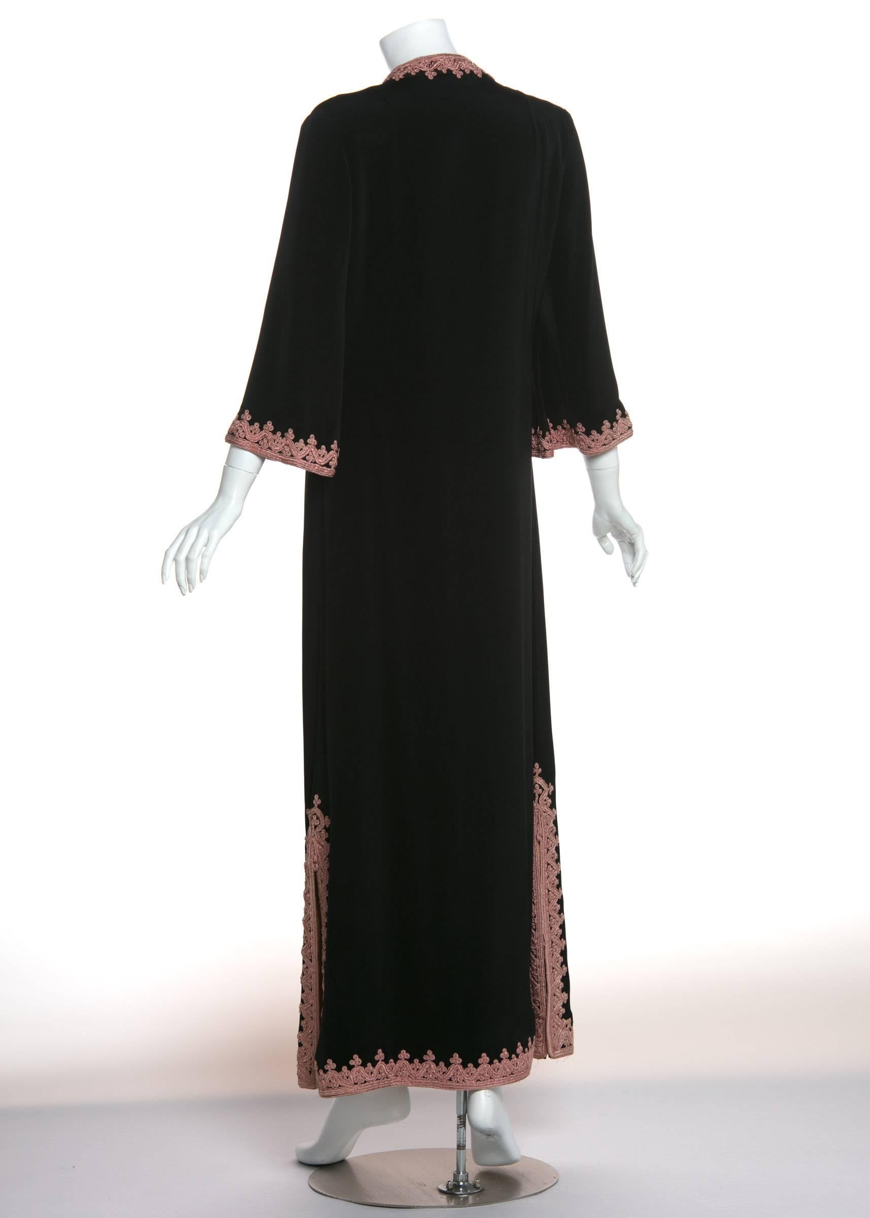 Vintage des années 1970  Caftan brodé en soie noire et rose 'De Velasco Boutique, Tanger' Bon état à Boca Raton, FL