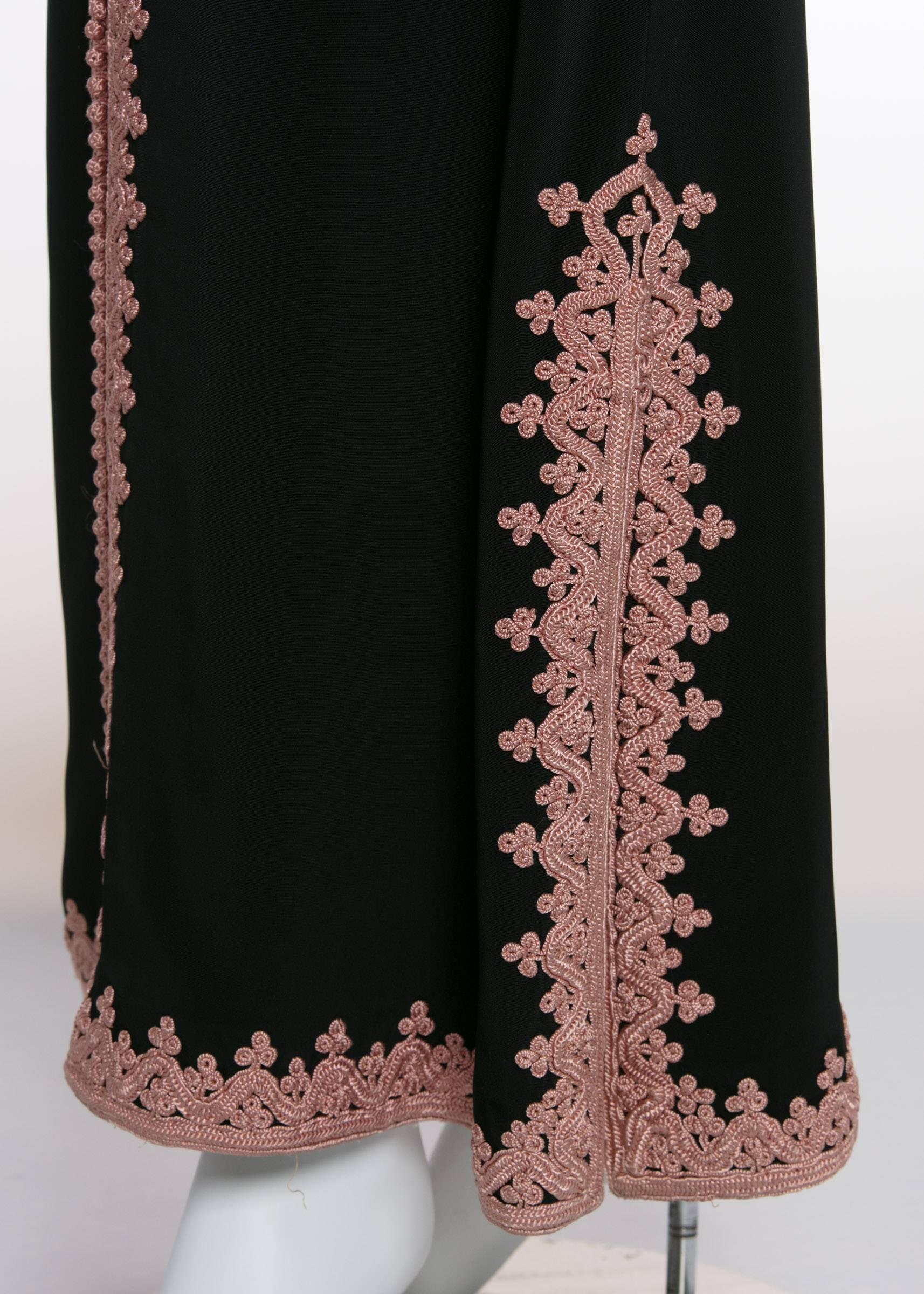 1970s Vintage  'De Velasco Boutique, Tanger’ Black Silk Pink Embroidered Caftan In Good Condition For Sale In Boca Raton, FL