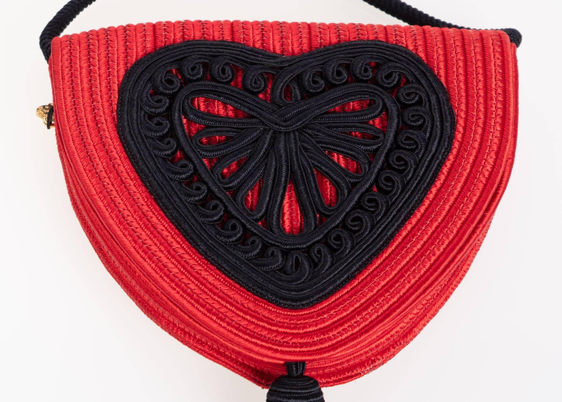 Yves Saint Laurent Rote Herzschwarze Passementerie-Tasche mit Quaste, 1980er Jahre  im Zustand „Hervorragend“ im Angebot in Boca Raton, FL