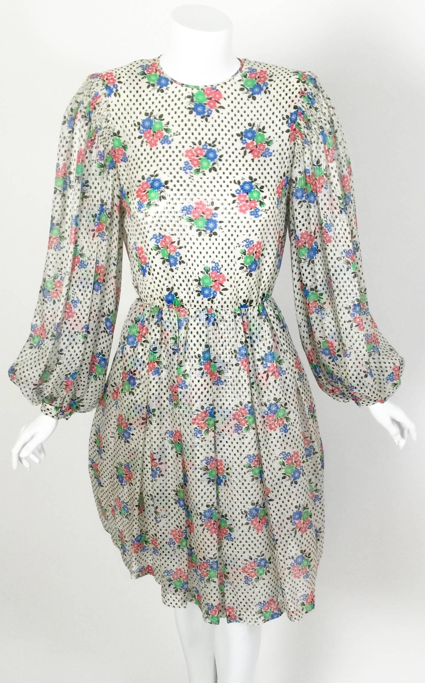 Gris Galanos - Robe de cocktail en soie à imprimé floral à pois et manches bouffantes découpées, années 1970  en vente