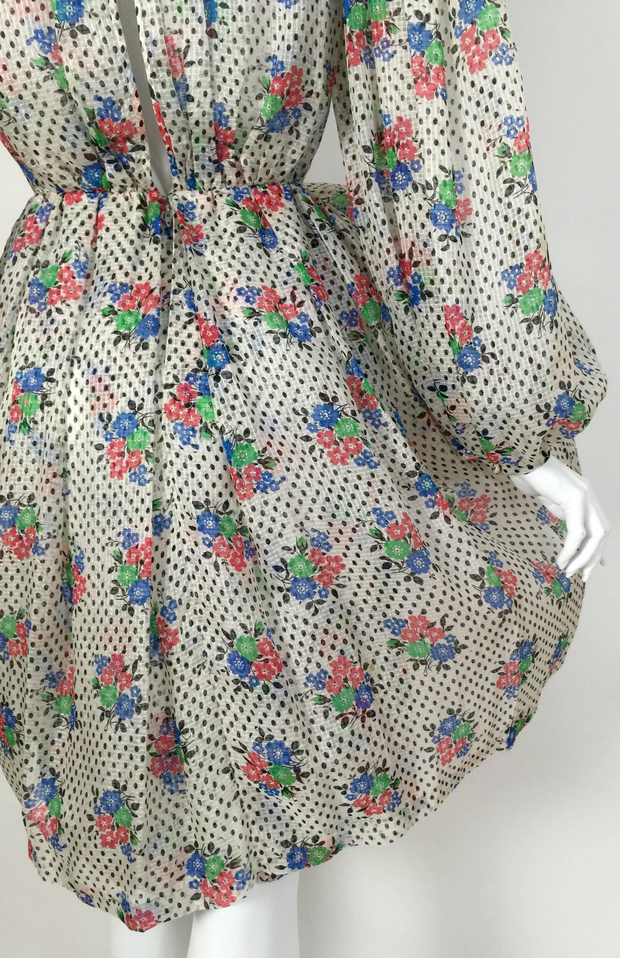 Galanos - Robe de cocktail en soie à imprimé floral à pois et manches bouffantes découpées, années 1970  en vente 1