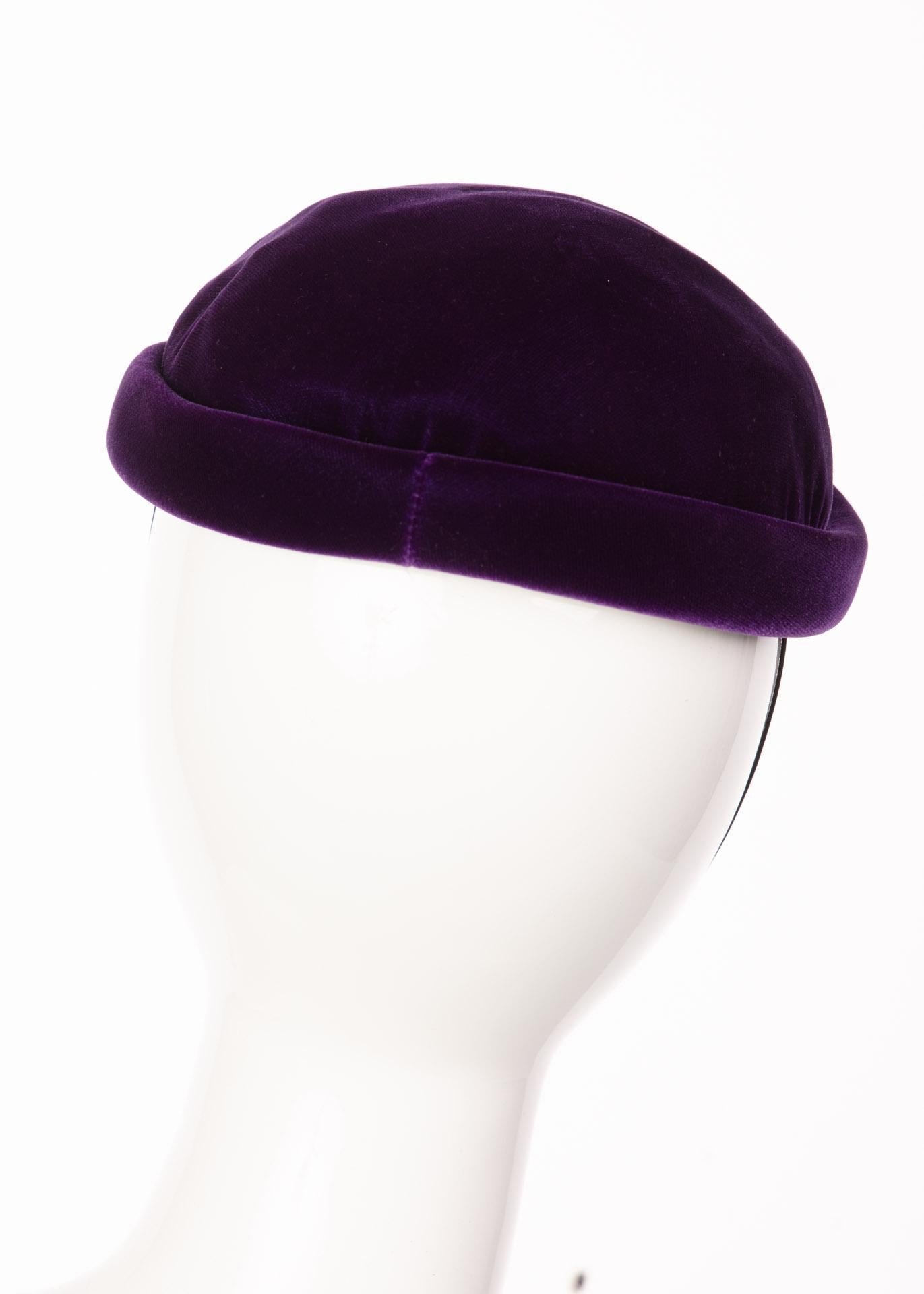 Noir Givenchy - Chapeau à pinces en velours violet améthyste, 1970  en vente