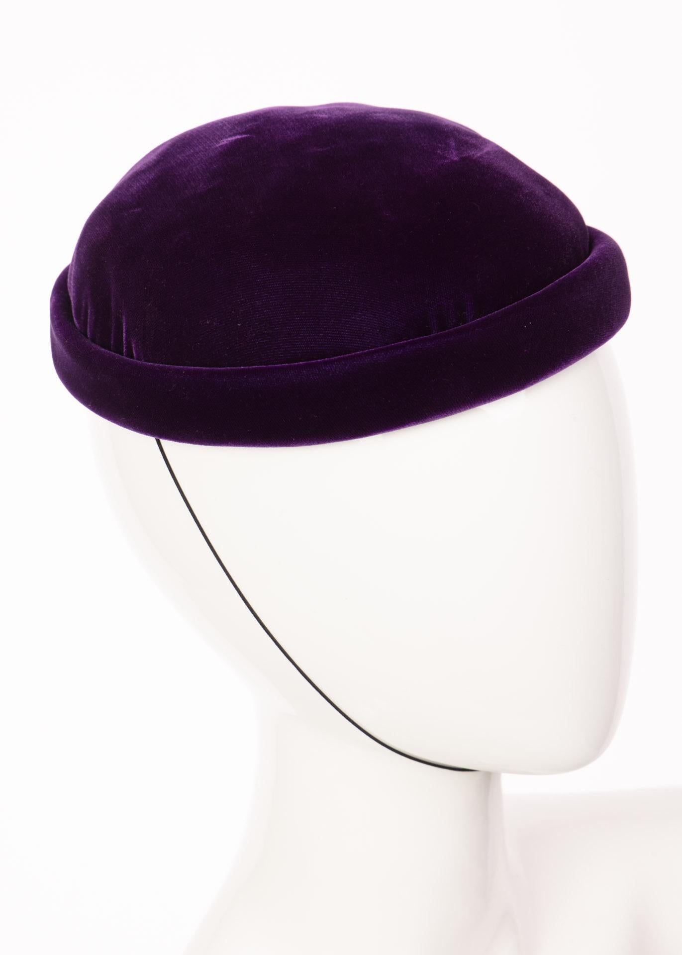 Chapeau vintage en velours de soie violet de la boutique Givenchy.
Le chapeau est structuré avec un bord roulé et une mentonnière élastique. 
Entièrement doublé et muni d'un bandeau de transpiration en ruban gros grain.
Excellent état. 

Estimation