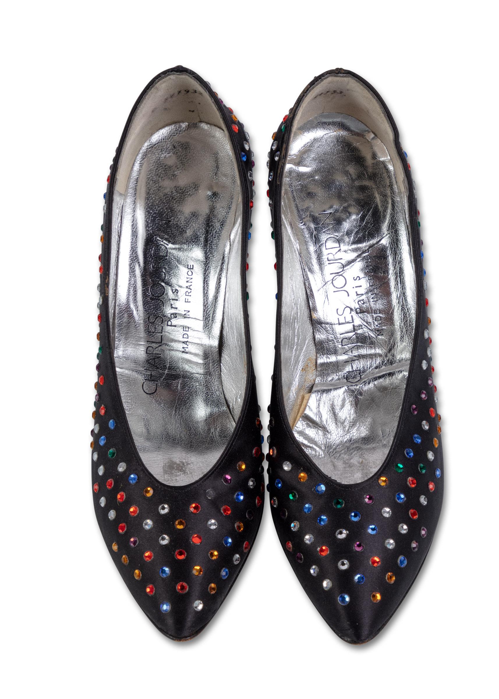 Vintage Charles Jourdan Schwarz Seide Mehrfarbig Juwel Pumps im Zustand „Gut“ im Angebot in Boca Raton, FL