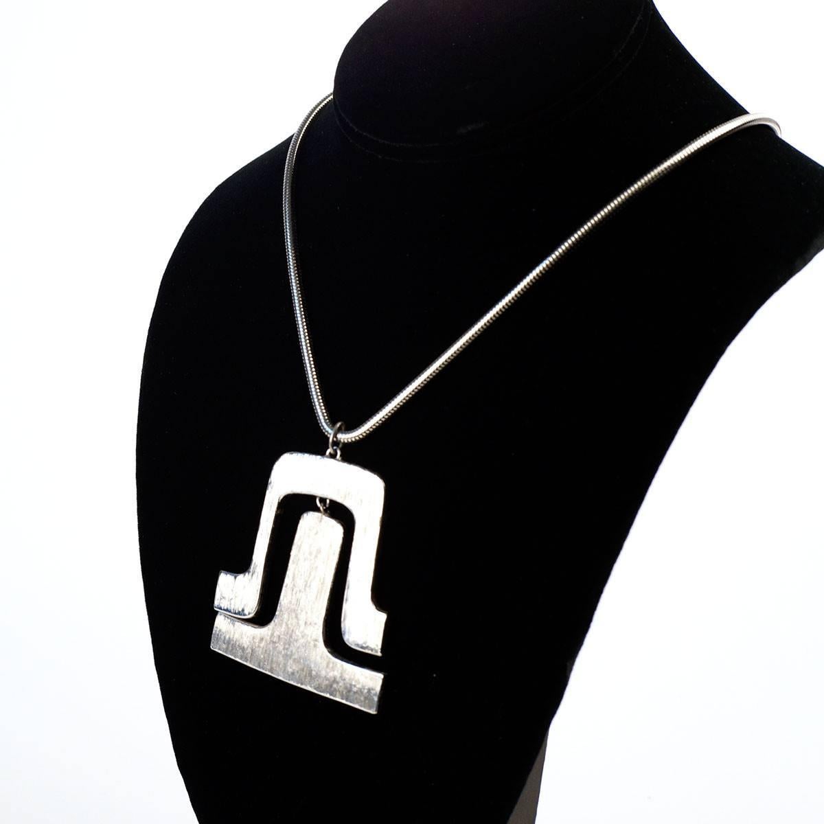 Pierre Cardin silver brushed metal necklace with abstract pendant.

Made In Italy. 

-Measurements-
Necklace: 10.5