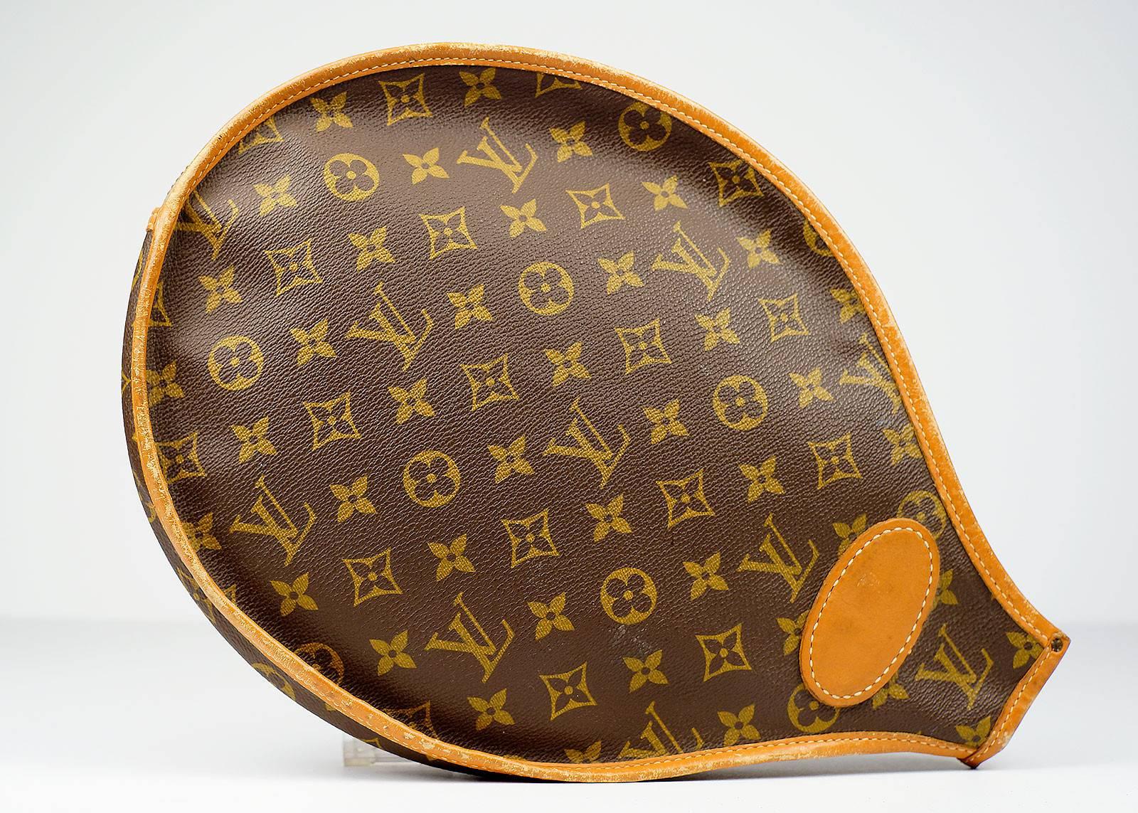 Louis Vuitton tennis racquet cover with side zipper.

-Measurements-
length:13"
height: 9.5"

Good Vintage Condition:Please remember all clothes are previously owned and gently worn unless otherwise noted.