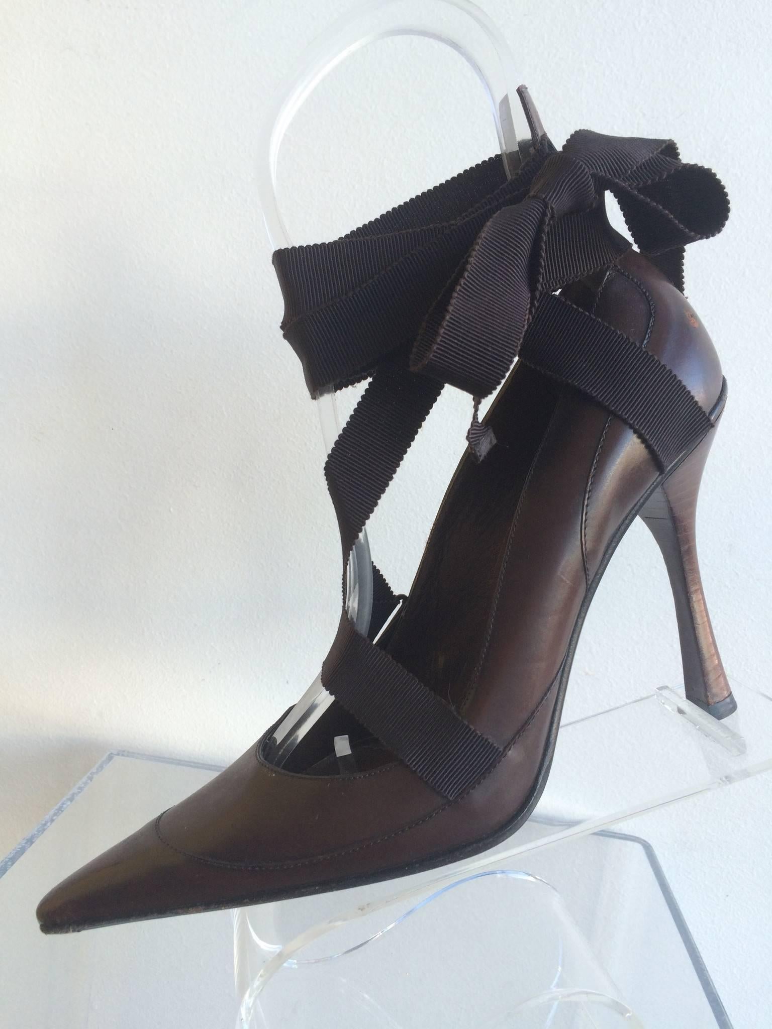 Gucci pointed Winklepicker brown leather pumps with ribbon fastener.

Size Marked: 7B
Heel Height: 4
