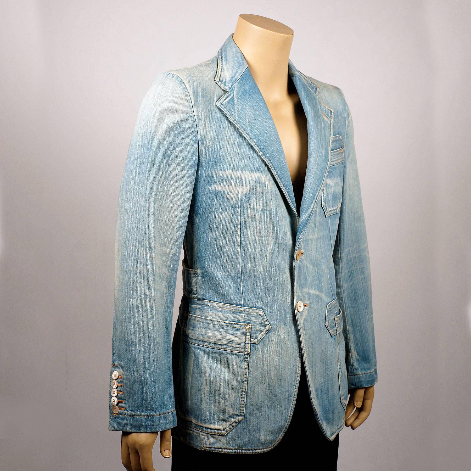 Tom Ford designed Gucci tailored distressed denim jacket with 3 front pockets, a 2 button front closure and 2 button adjustable waist band.

Made In Italy.  

Size: 48 R
-Measurements-
Sleeve length: 25"
Chest: 34"
Length: 29"


Good