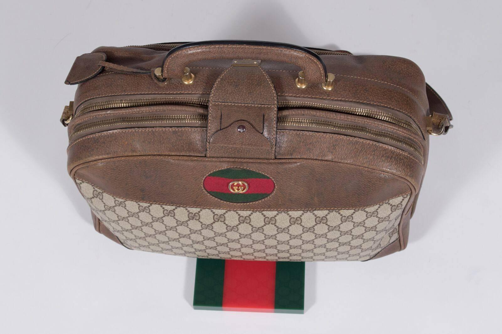 Gucci overnight bag with shoulder strap.
 
-Measurements-
length: 17