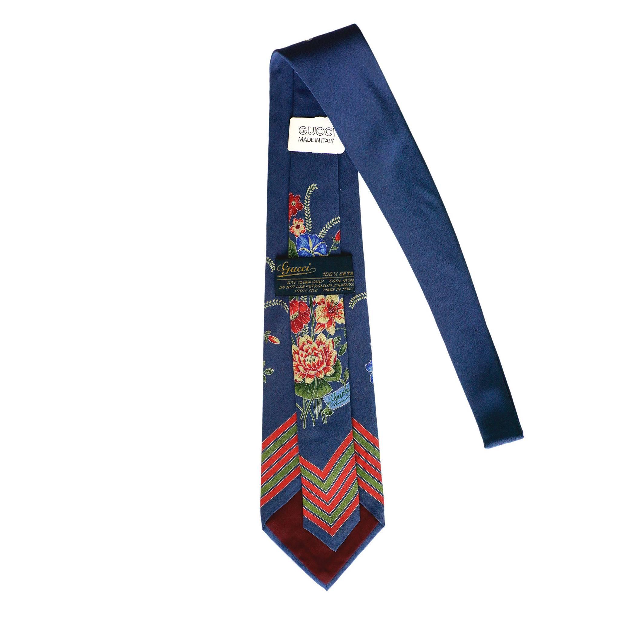 Vintage Gucci floral silk tie with horizontal stripes.

-Measurements-
length: 55