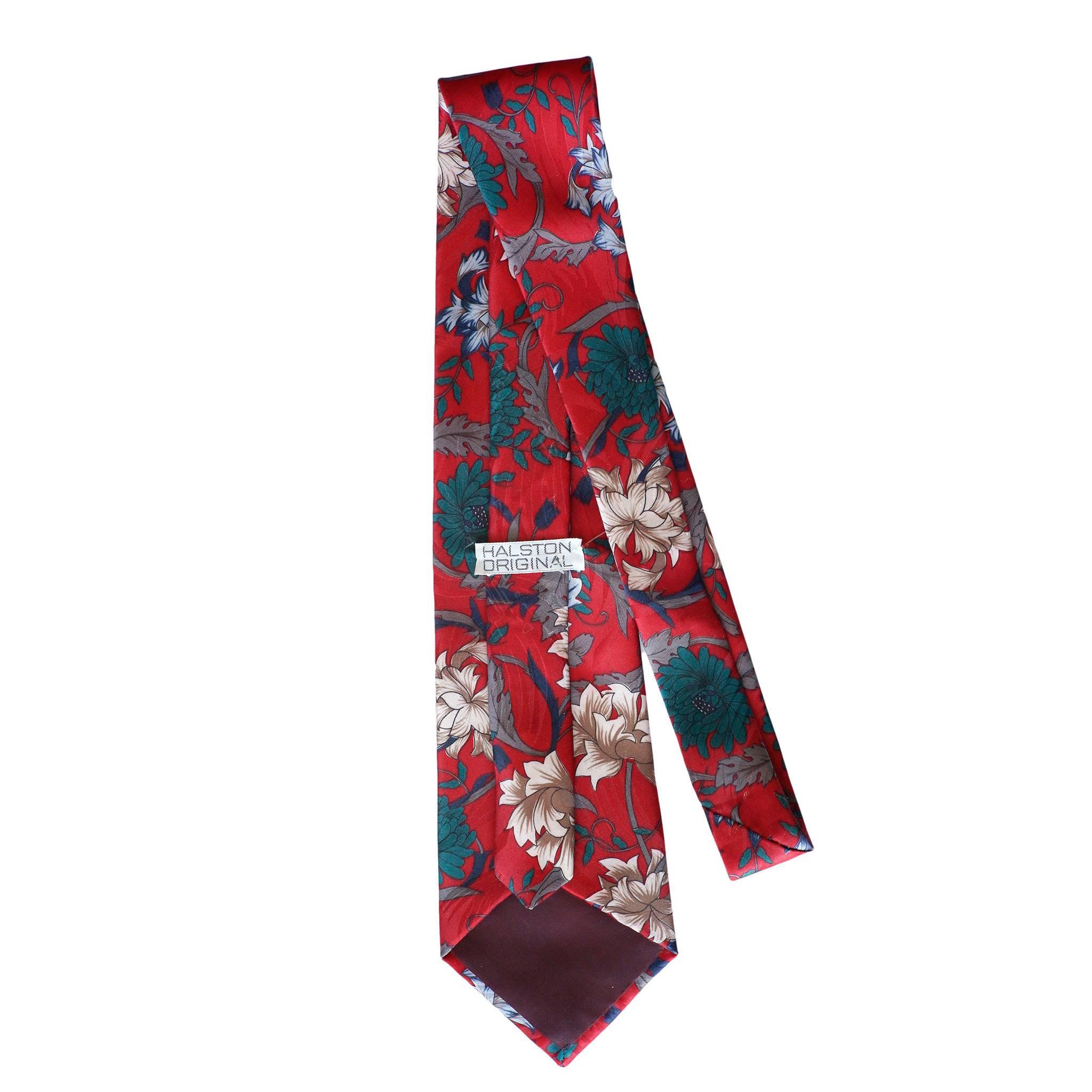 Halston - Cravate vintage rouge à motifs floraux - En vente sur 1stDibs