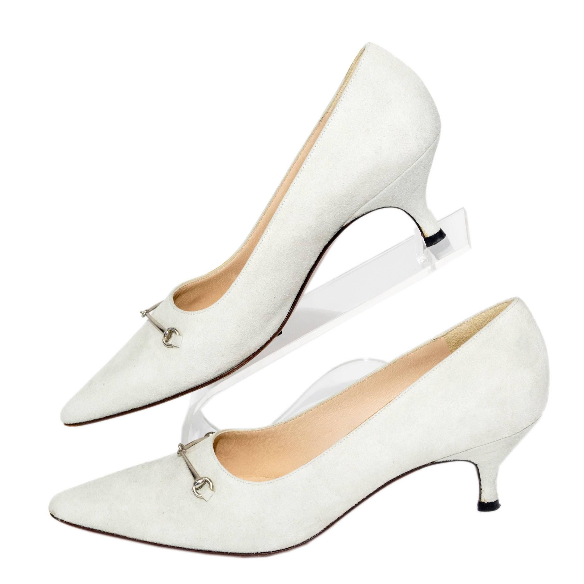 Gucci ivory colored suede kitten Low heels with silver horsebit

Size Marked: 7.5
1 Inch Heel

Good Vintage Condition:Please remember all clothes are previously owned and gently worn unless otherwise noted.