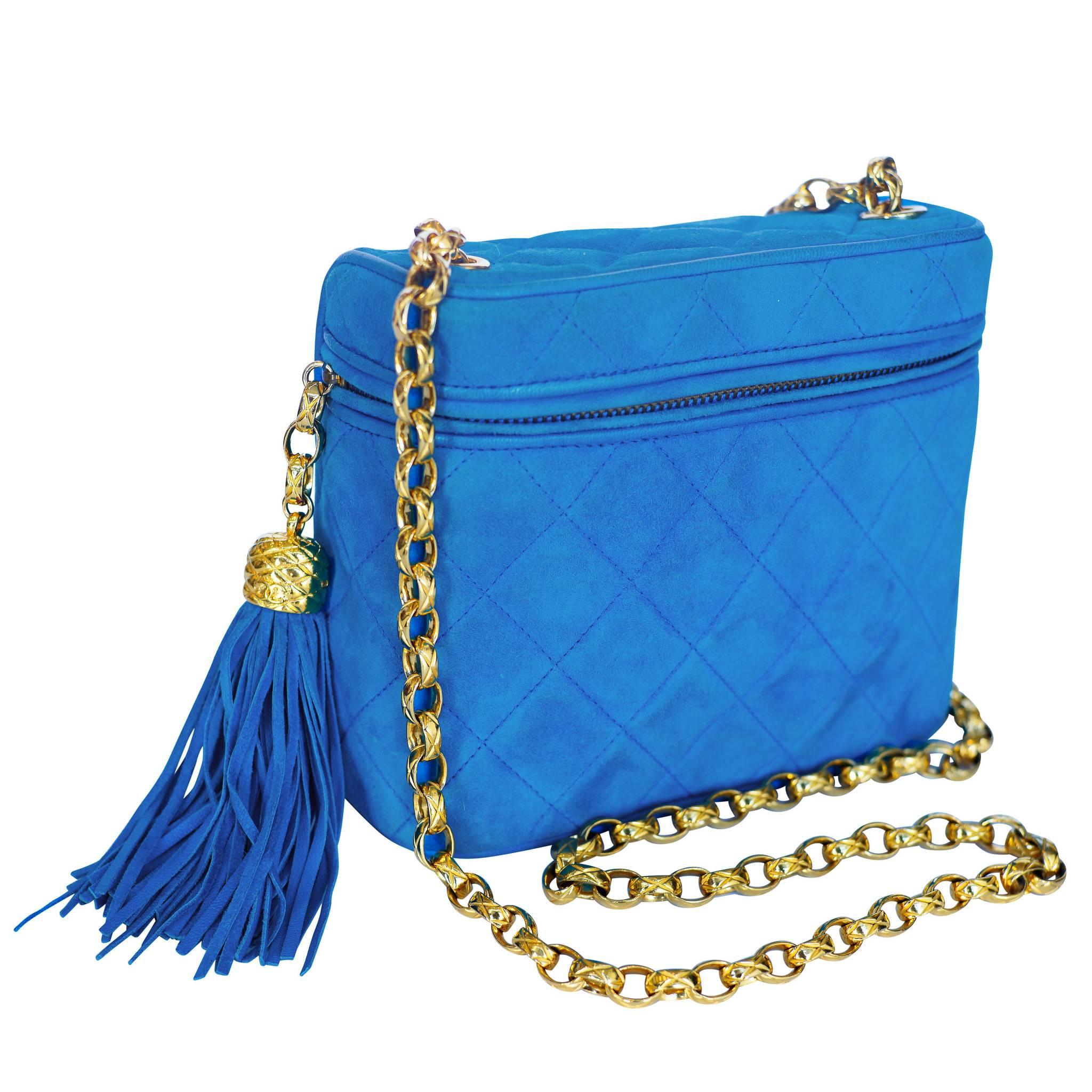 Limited edition Channel blue suede shoulder bag with beige leather interior. This shoulder bag comes with a small zipper pocket side along and a back pocket. The blue suede tassel zipper finishes off the piece.

-Measurements-
length: 7