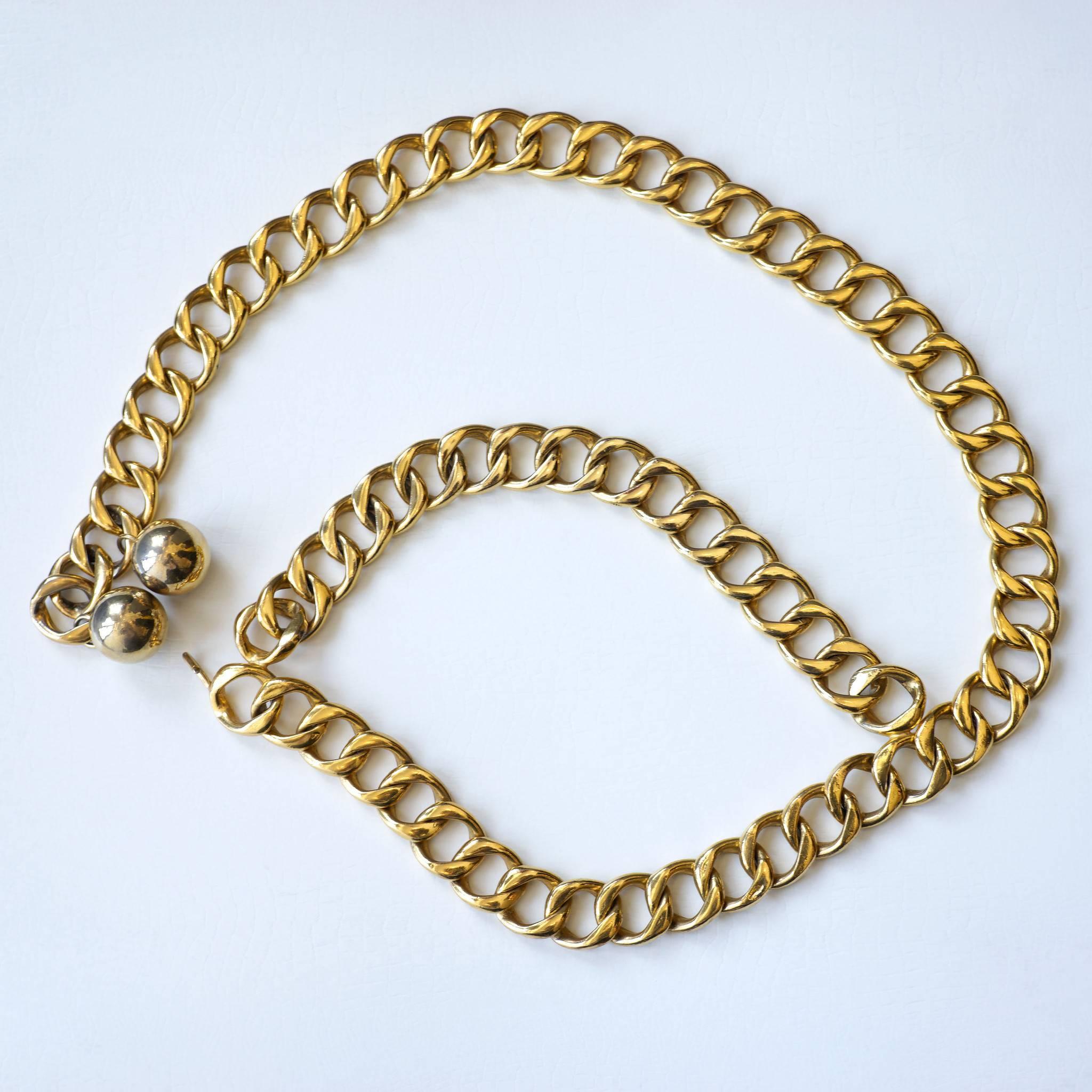Chanel classic double chain belt with goldtone chain and two spheres on the end.  

-Measurements-
length: 31.5
